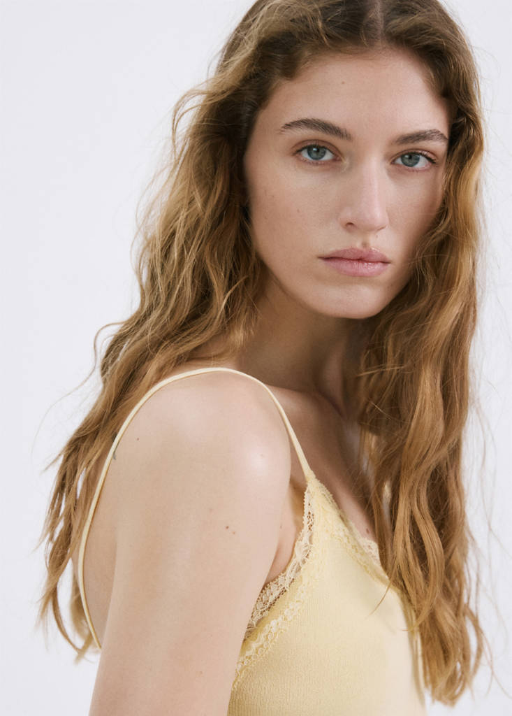Top mit Detail aus Spitze — Pastellgelb