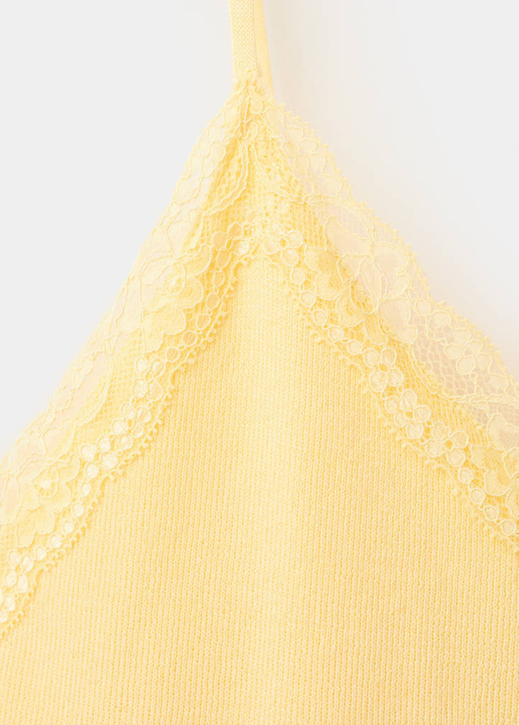 Top mit Detail aus Spitze — Pastellgelb