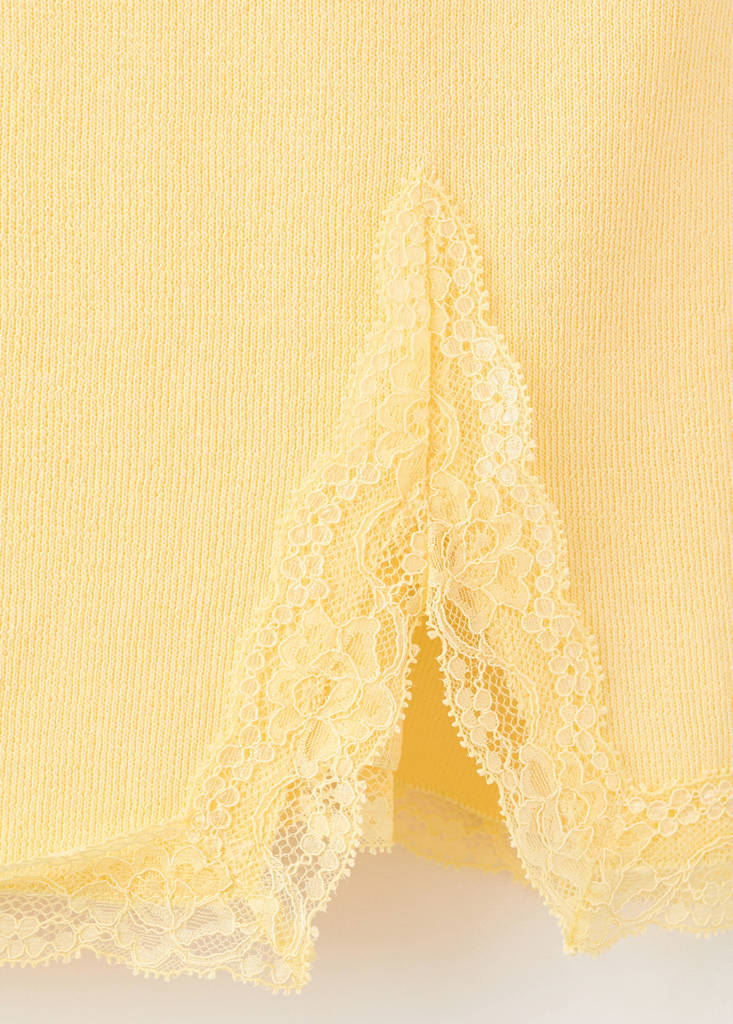 Top mit Detail aus Spitze — Pastellgelb