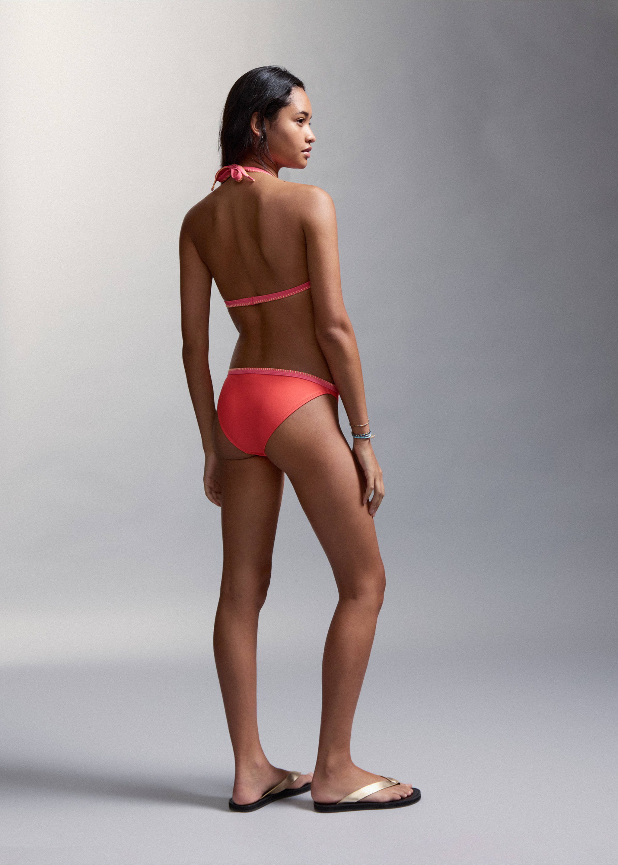 Embroidered bikini with classic briefs - Reverse of the article, Coral Red. Ref: 27097775-00.