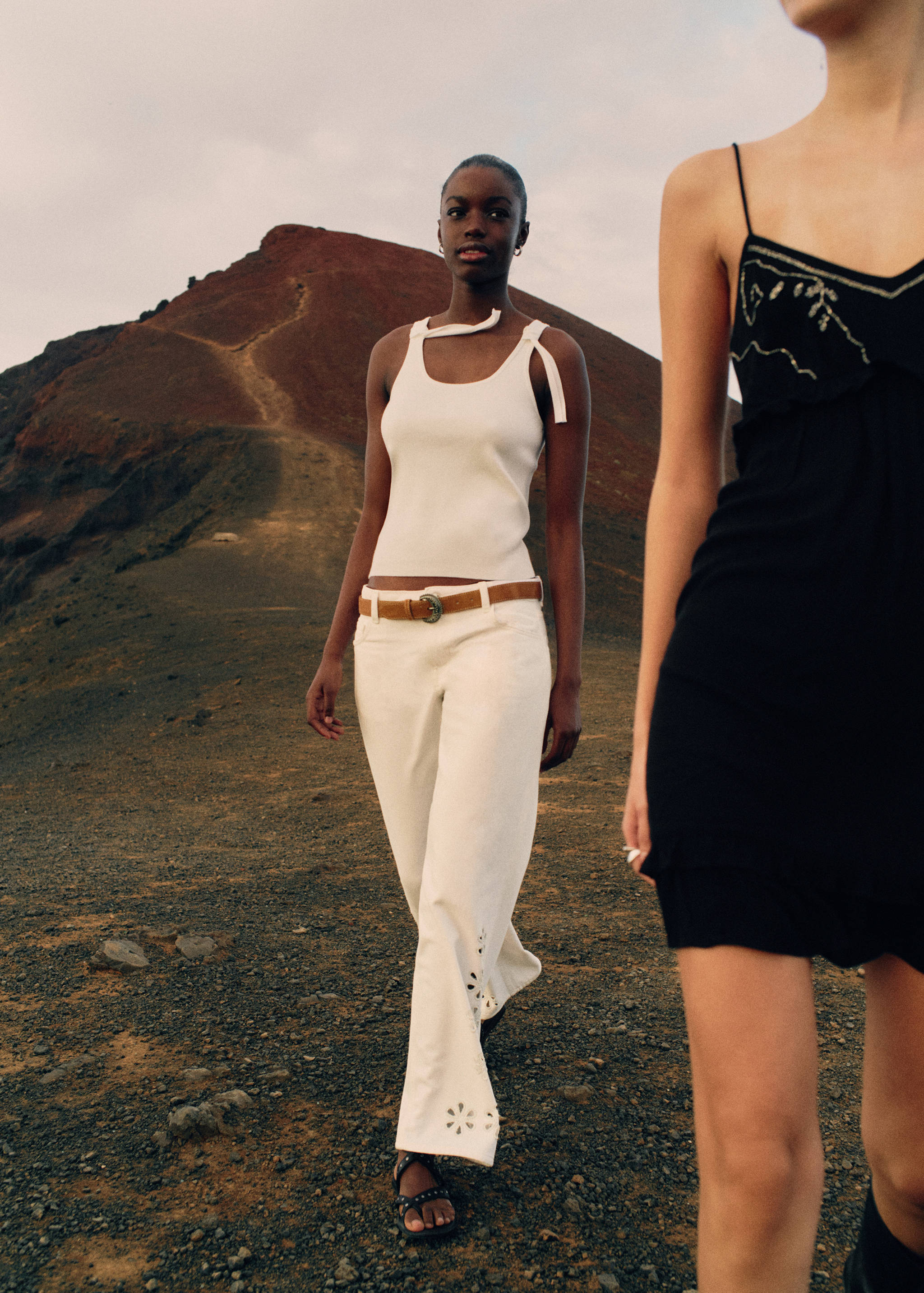 Weit geschnittene Jeans mit Stickerei und Cut-Outs - Detail des Artikels 5