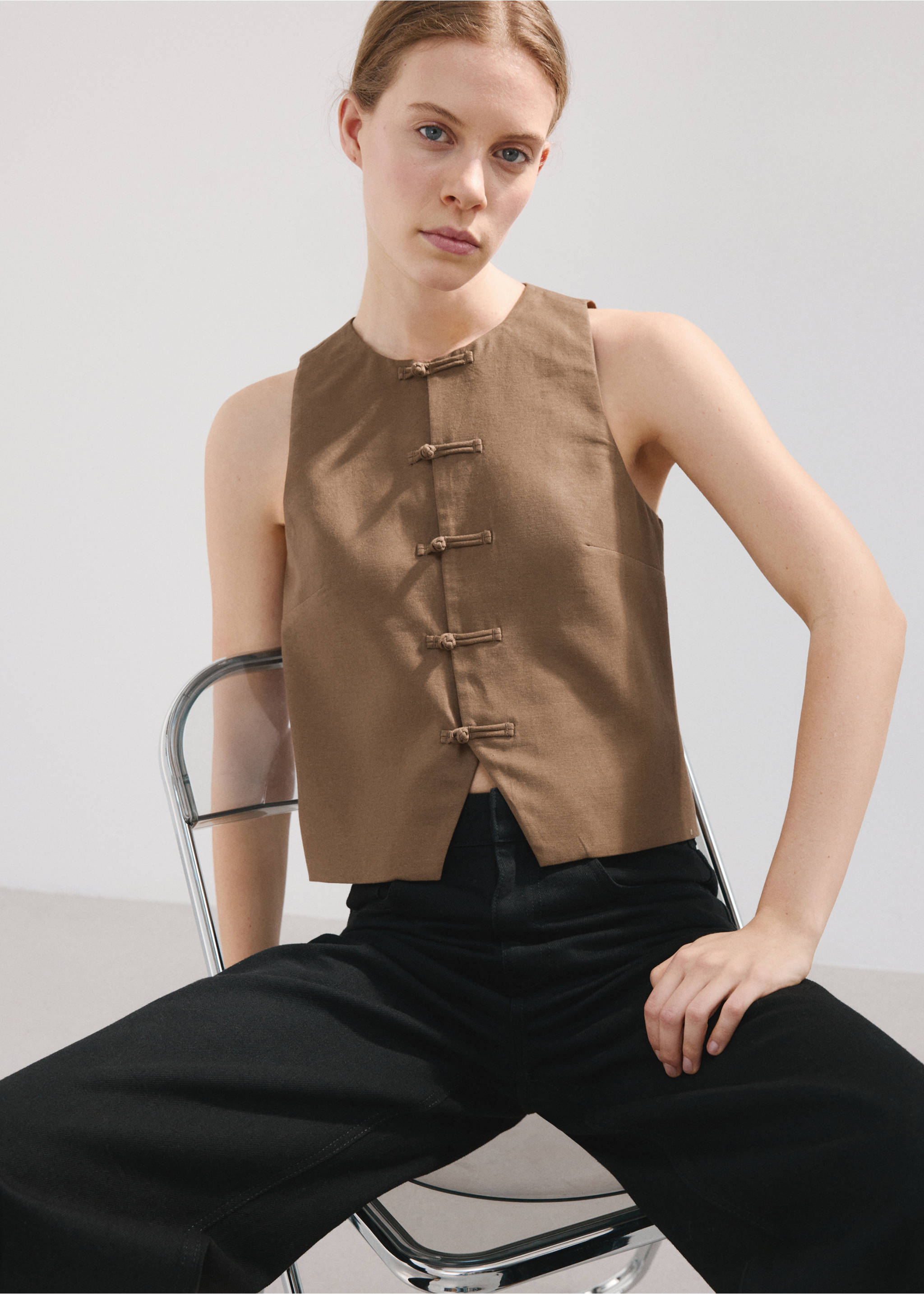 Chaleco traje mezcla lino - Detalle del artículo 2, Marrón. Ref: 27097783-00.