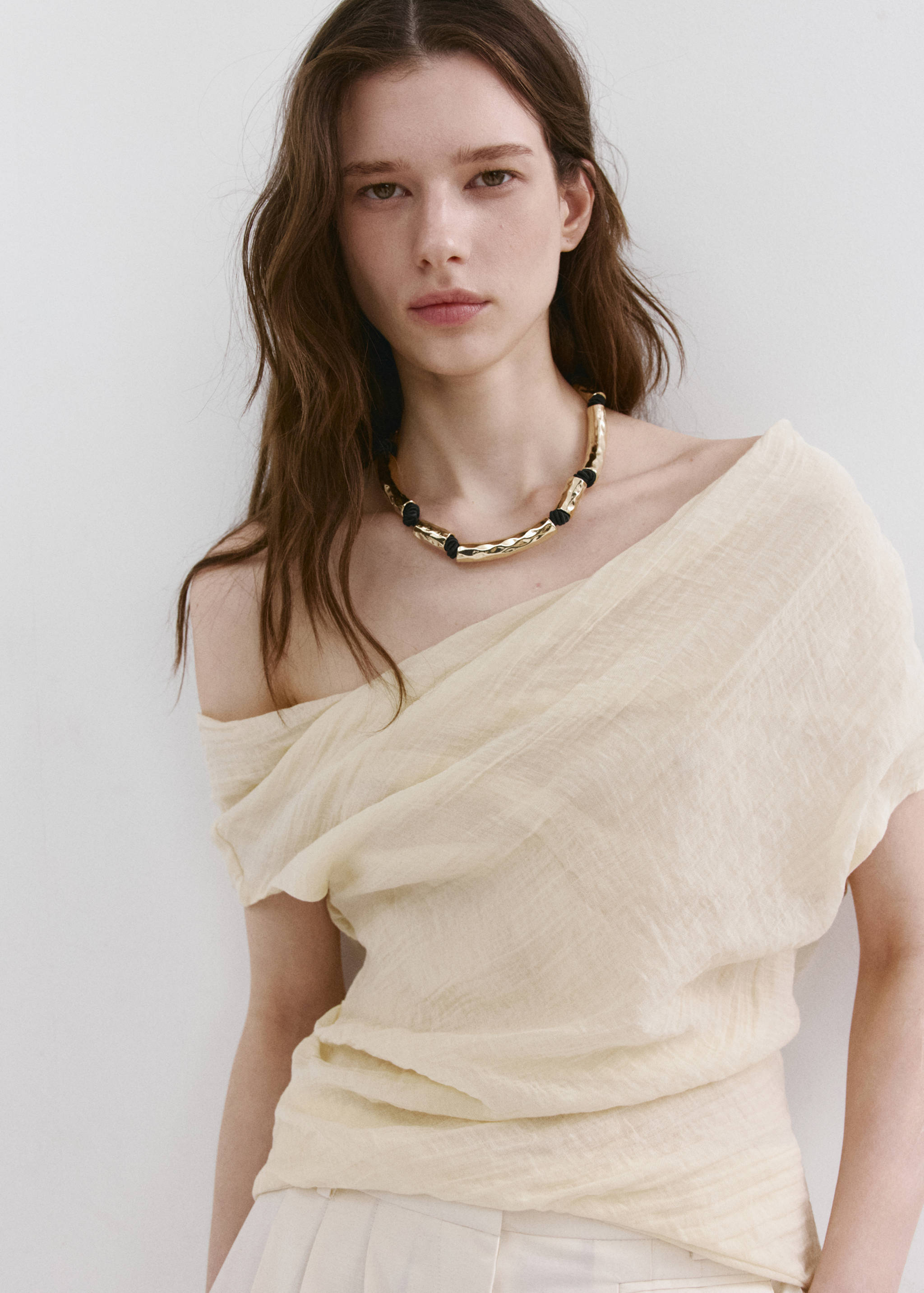 Necklace with irregular metallic pieces - General plane