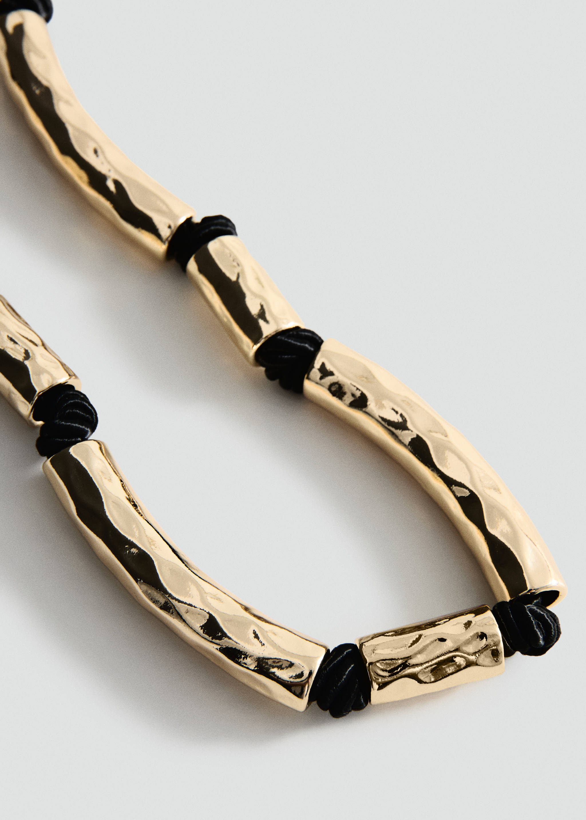 Collier pièces métalliques irrégulières - Plan moyen