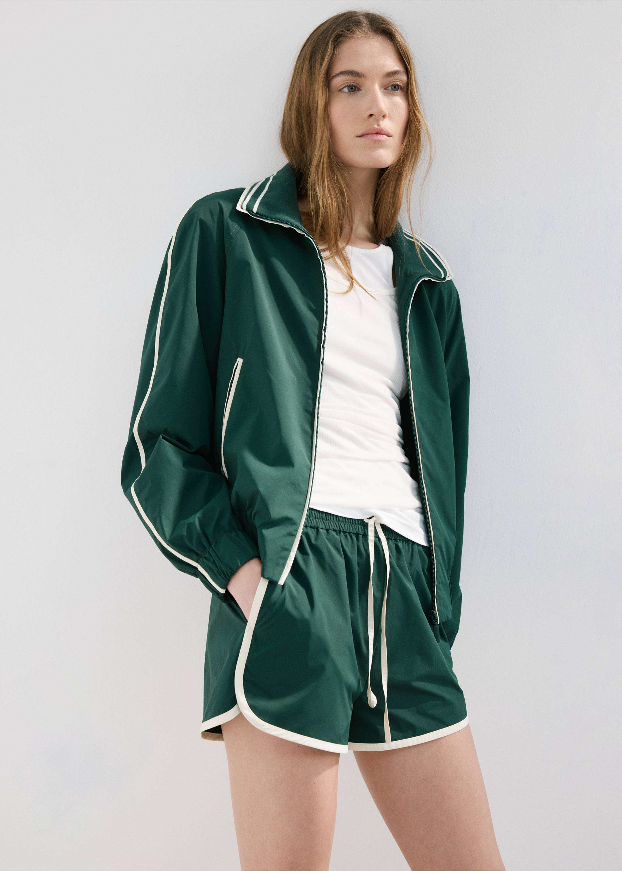 Shorts with contrasting trim - Medium plane, Green. Ref: 27097793-00.