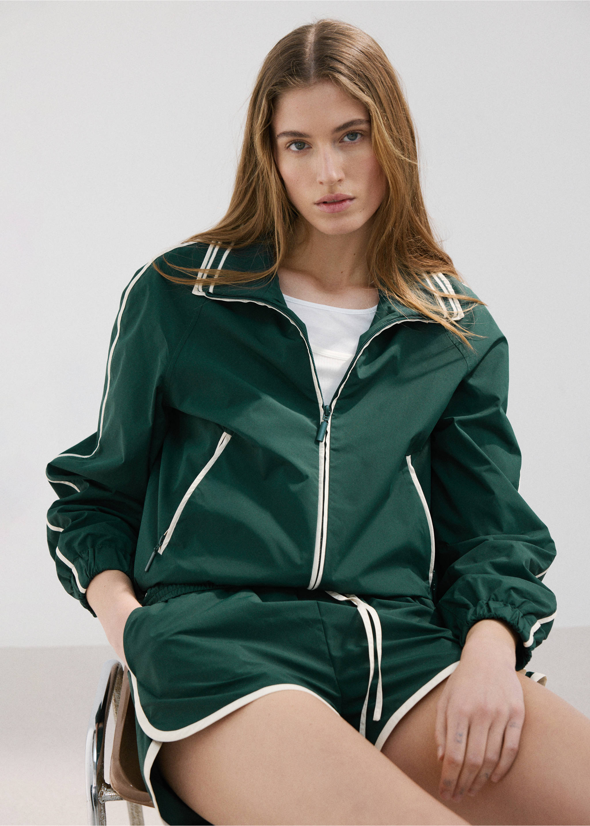 Shorts with contrasting trim - Details of the article 6, Green. Ref: 27097793-00.