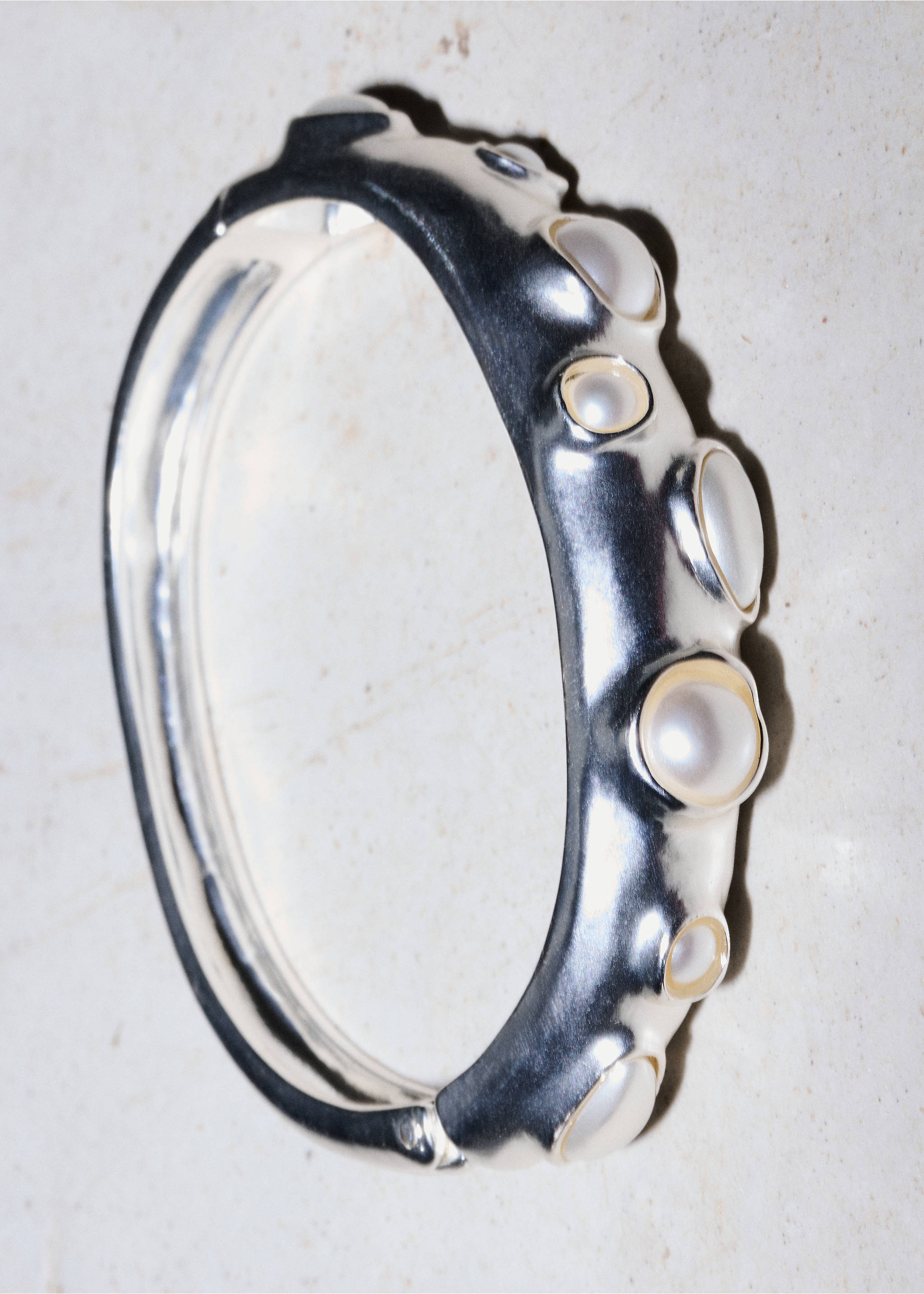 Rigid bangle with crystal appliqués - Details of the article 8, Silver. Ref: 27097796-00.
