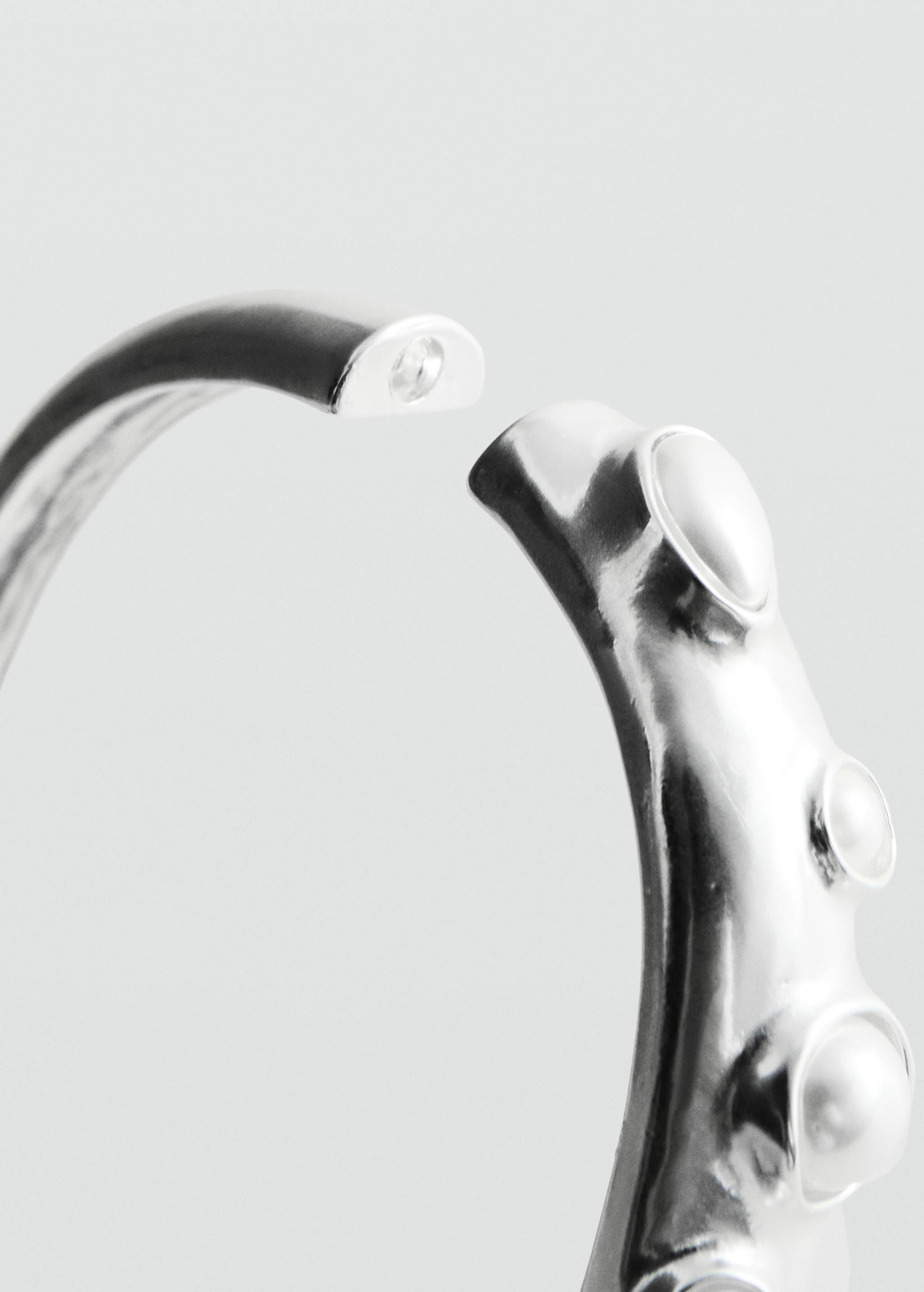 Rigid bangle with pearl appliqués - Medium plane