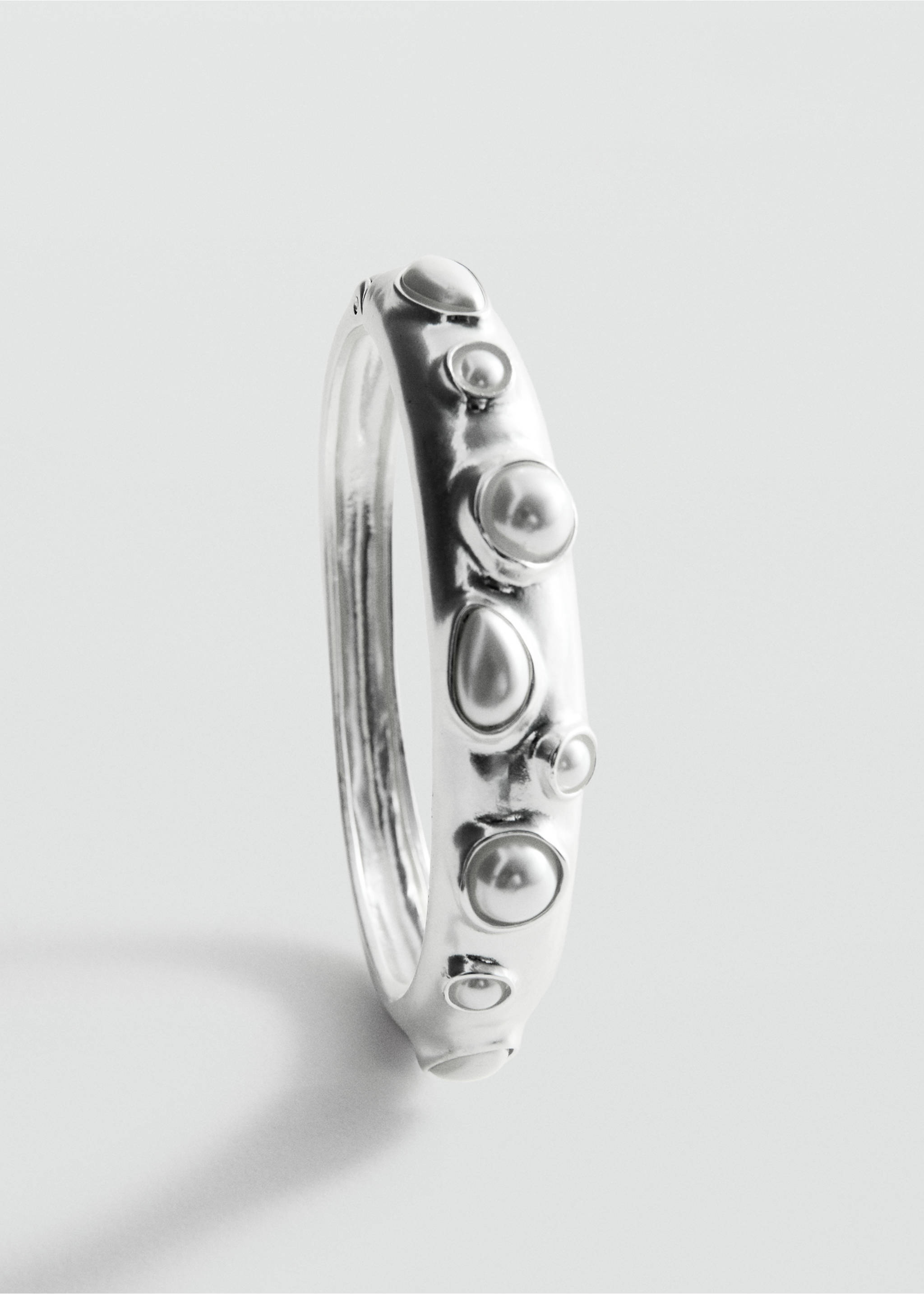 Rigid bangle with pearl appliqués - Details of the article 1, Silver. Ref: 27097796-00.