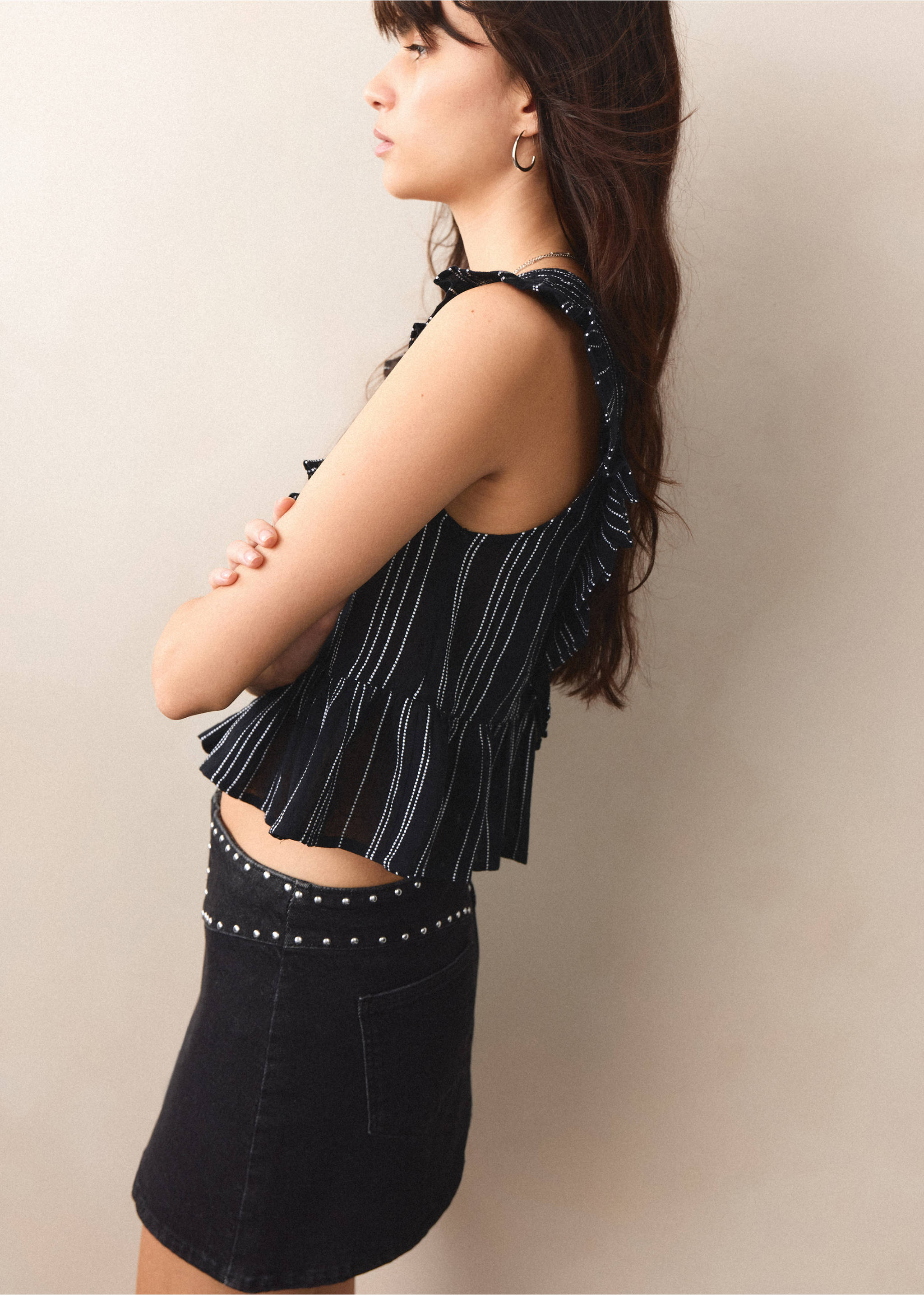 تنورة قصيرة مزينة بالستراس - تفاصيل المنتج 1, دنيم أسود. Ref: 27097901-00.