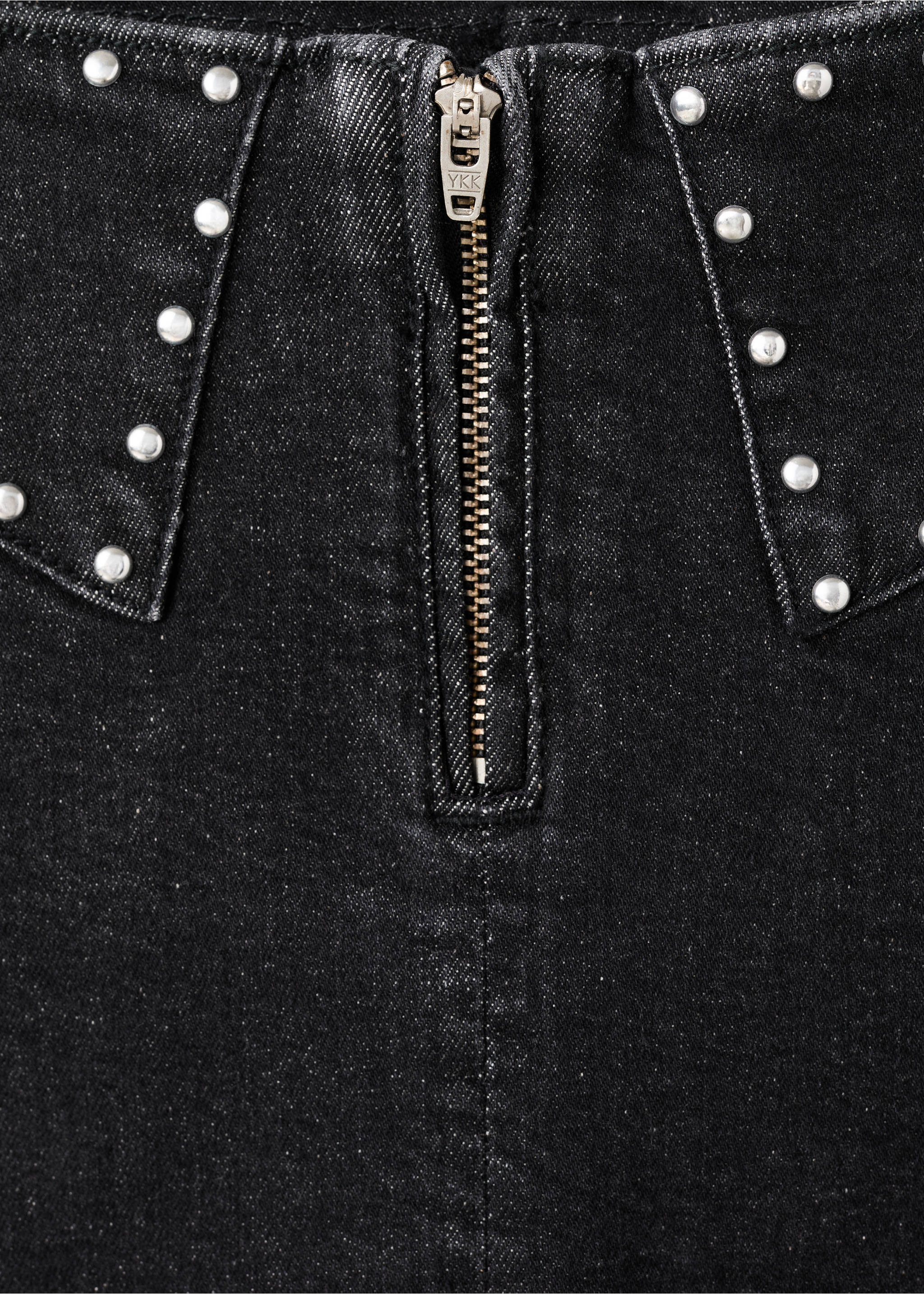 تنورة قصيرة مزينة بالستراس - تفاصيل المنتج 8, دنيم أسود. Ref: 27097901-00.