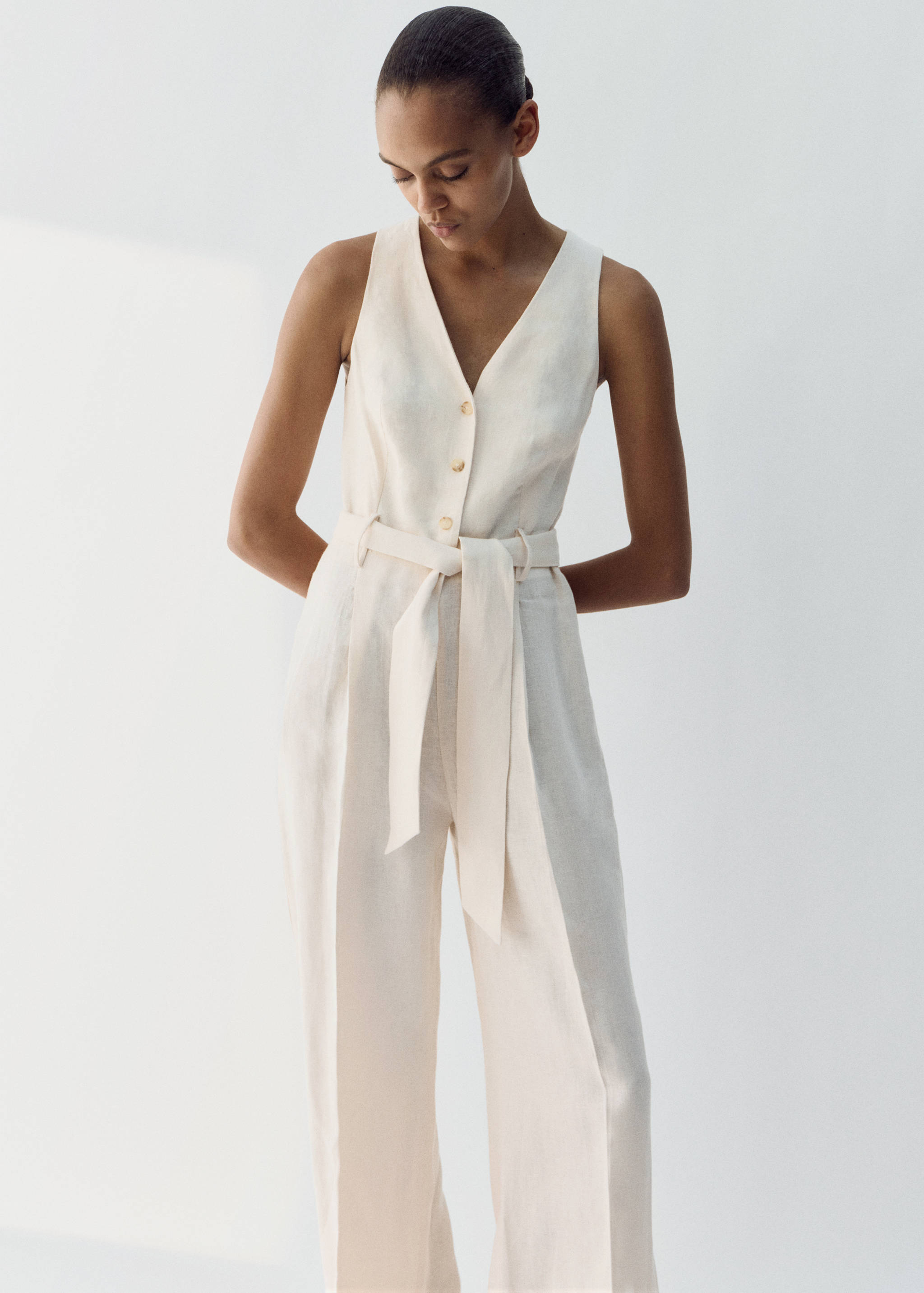 Mono lino cinturón - Plano medio