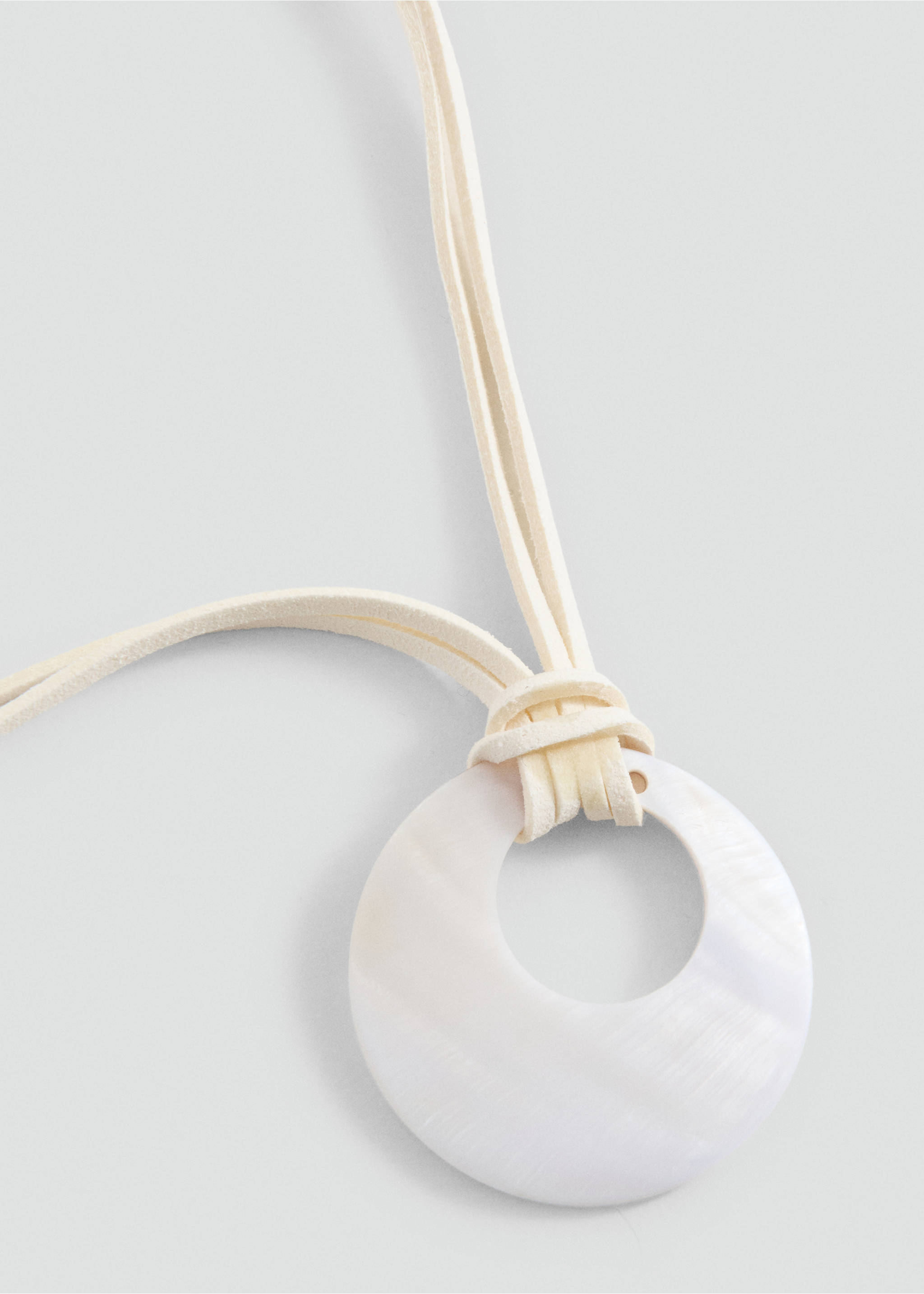 Collier cordon coquillage - Plan moyen, Blanc. Ref: 27097918-00.
