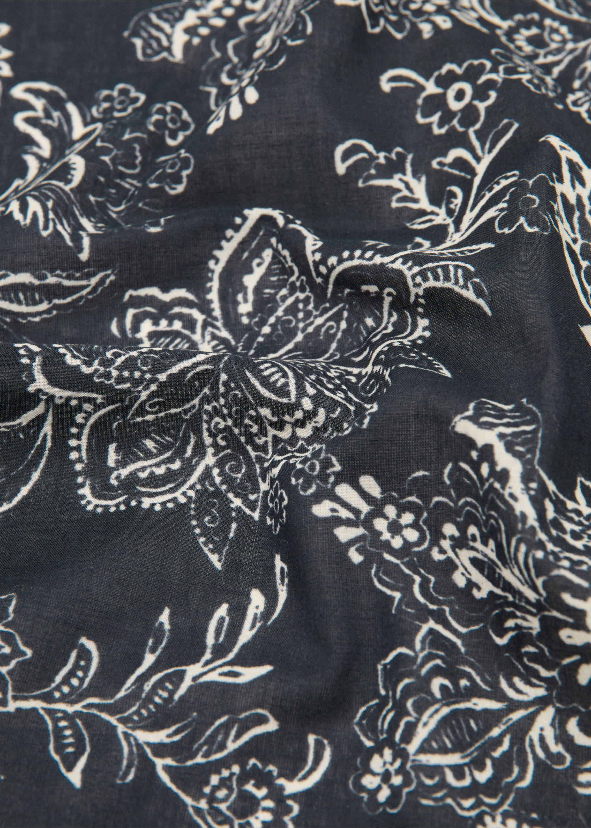 Foulard imprimé - Plan moyen, Noir. Ref: 27098261-00.