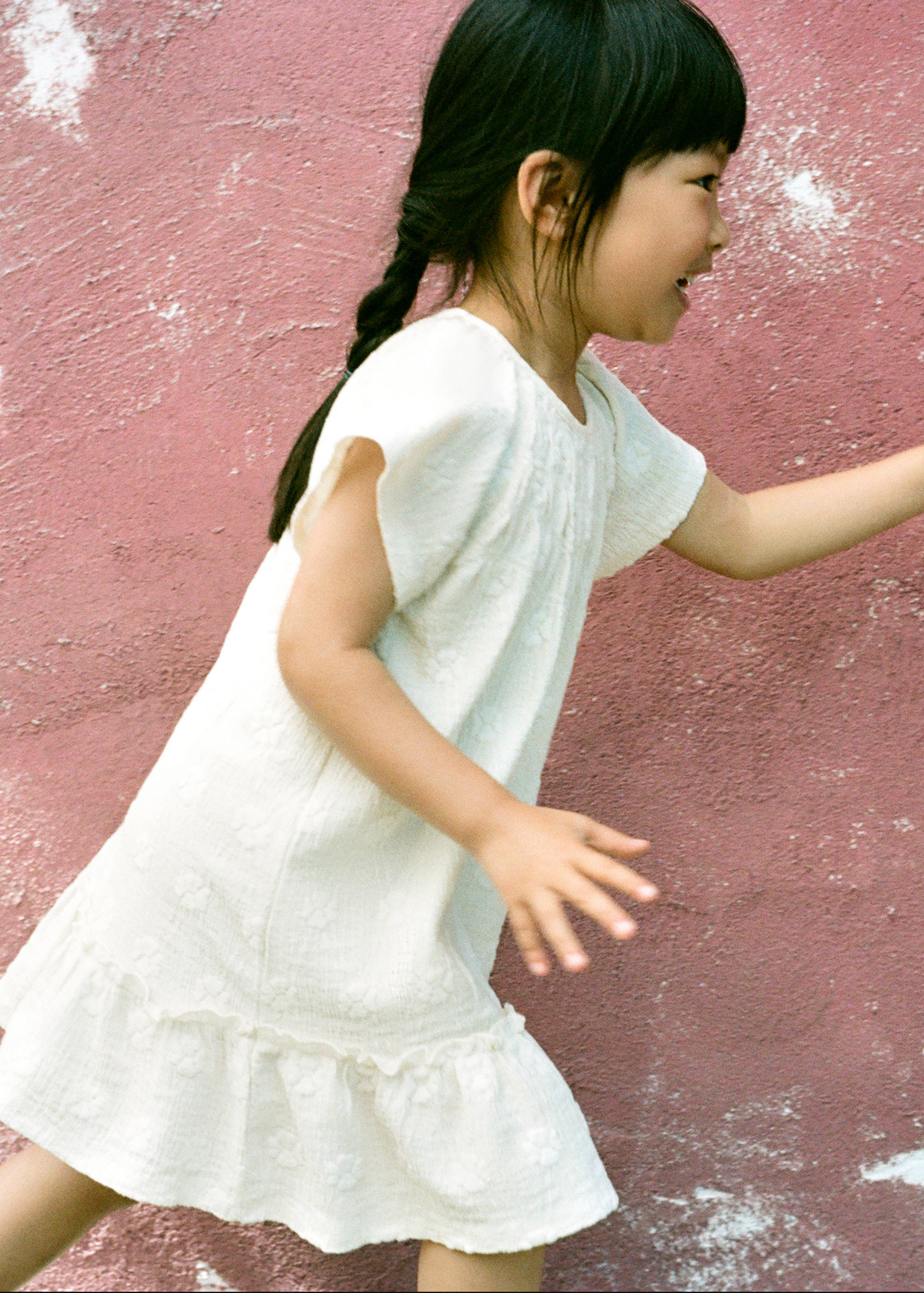 Flowy dress with embroidered details - General plane