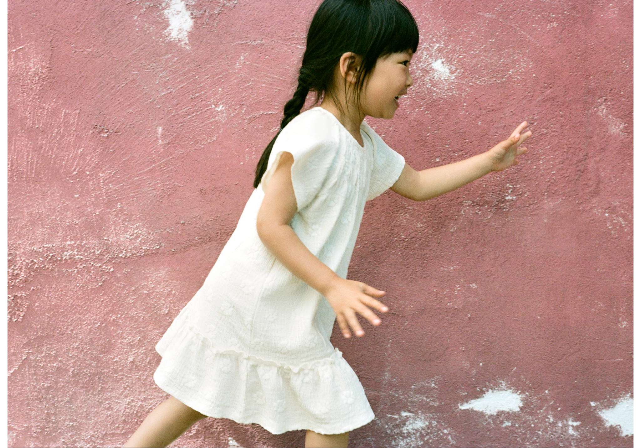 Flowy dress with embroidered details - Panoramic plane
