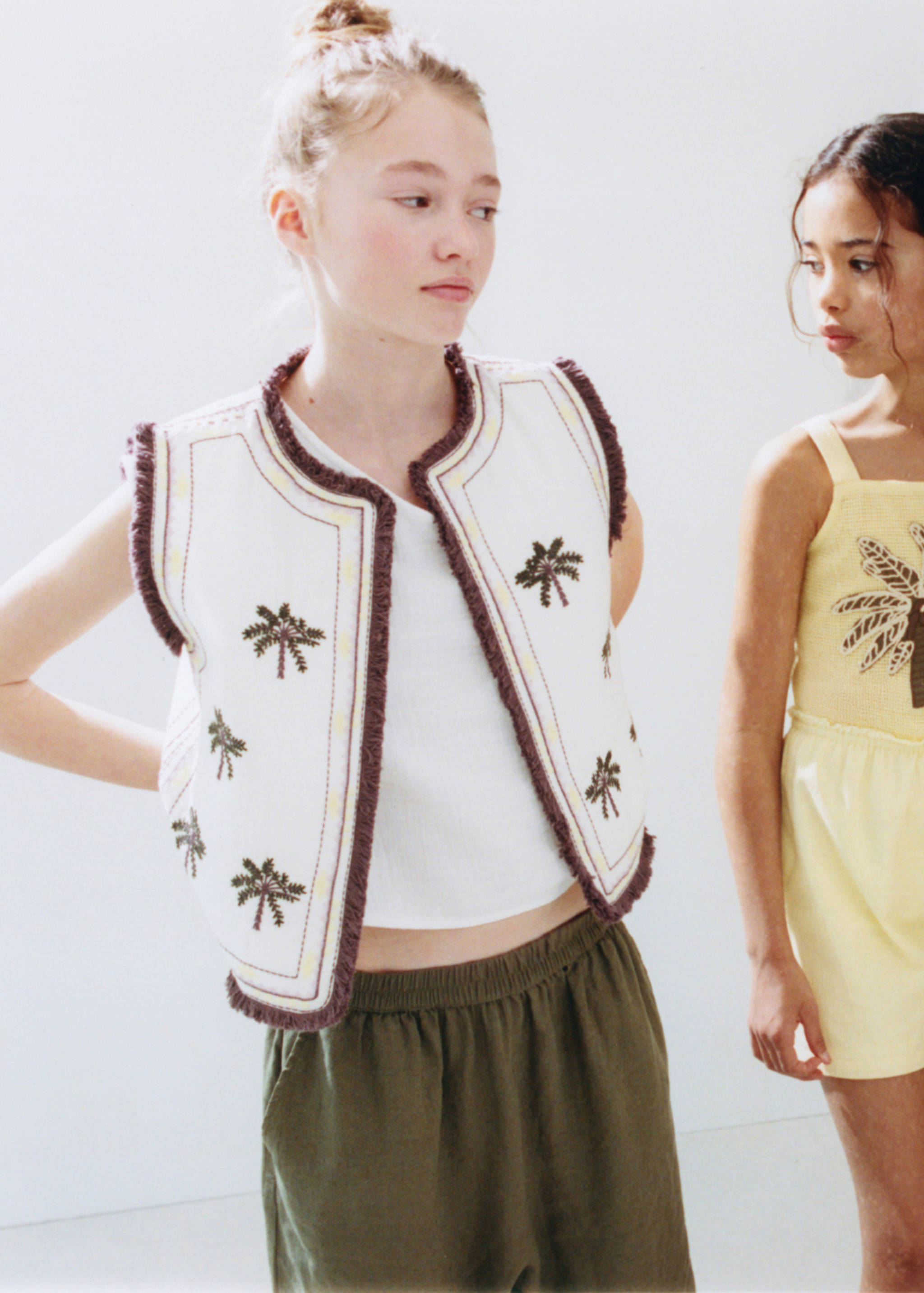 Embroidered vest with fringe detailing - Plano geral