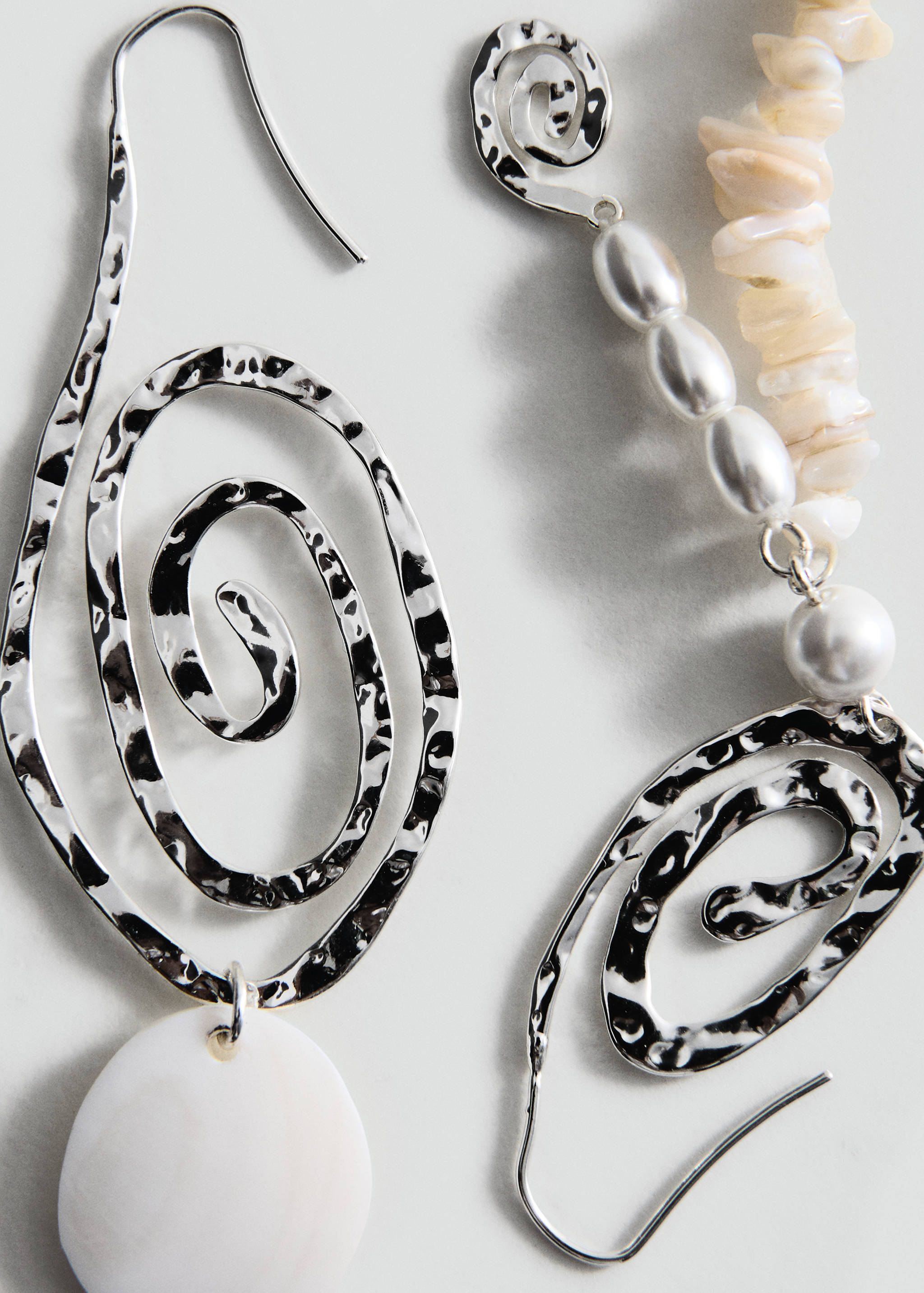 Спиральные серьги с ракушками - Средний план