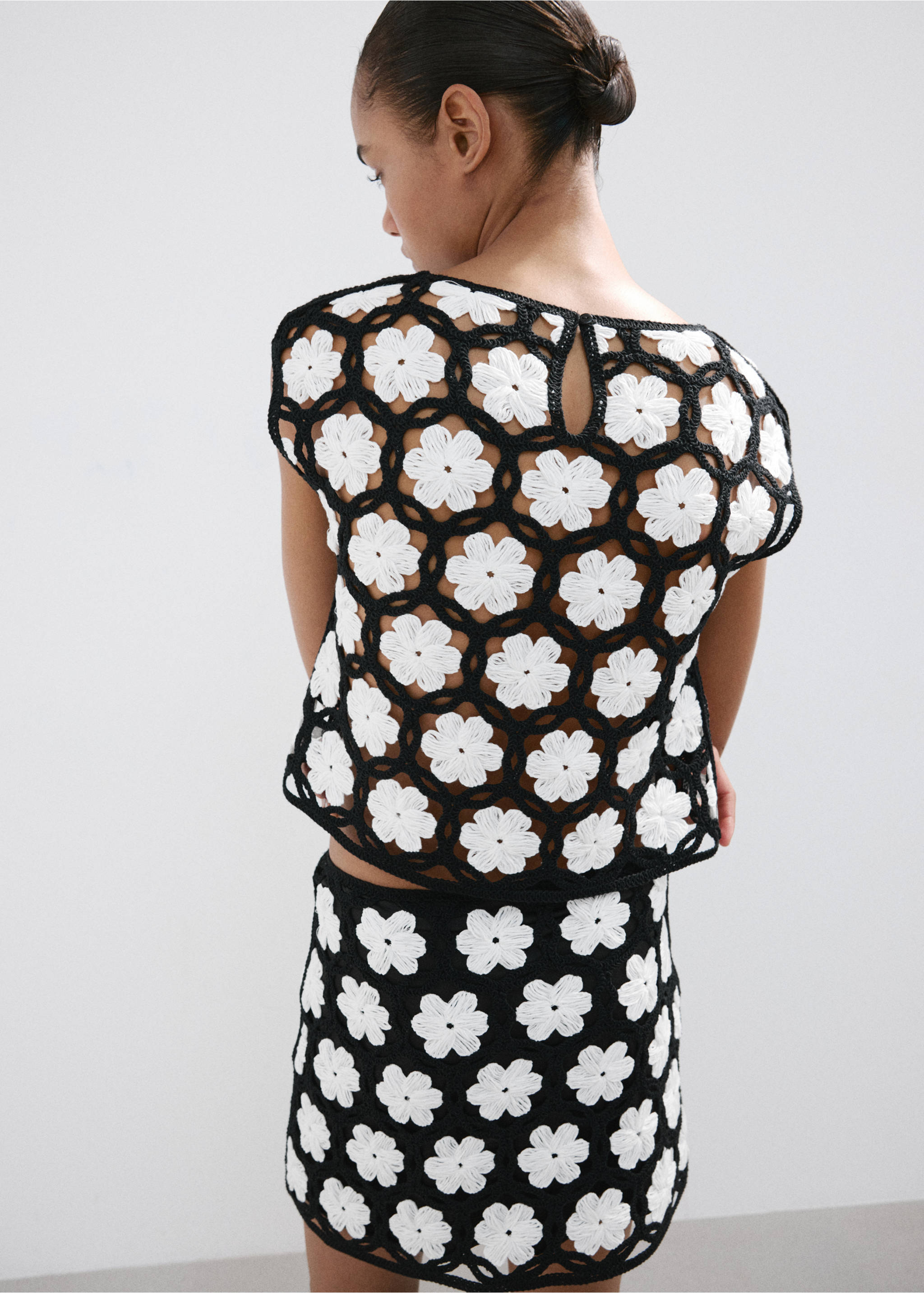 سترة كروشيه مع الزهور - الجهة الخلفية للمنتج, أسود. Ref: 27099056-00.