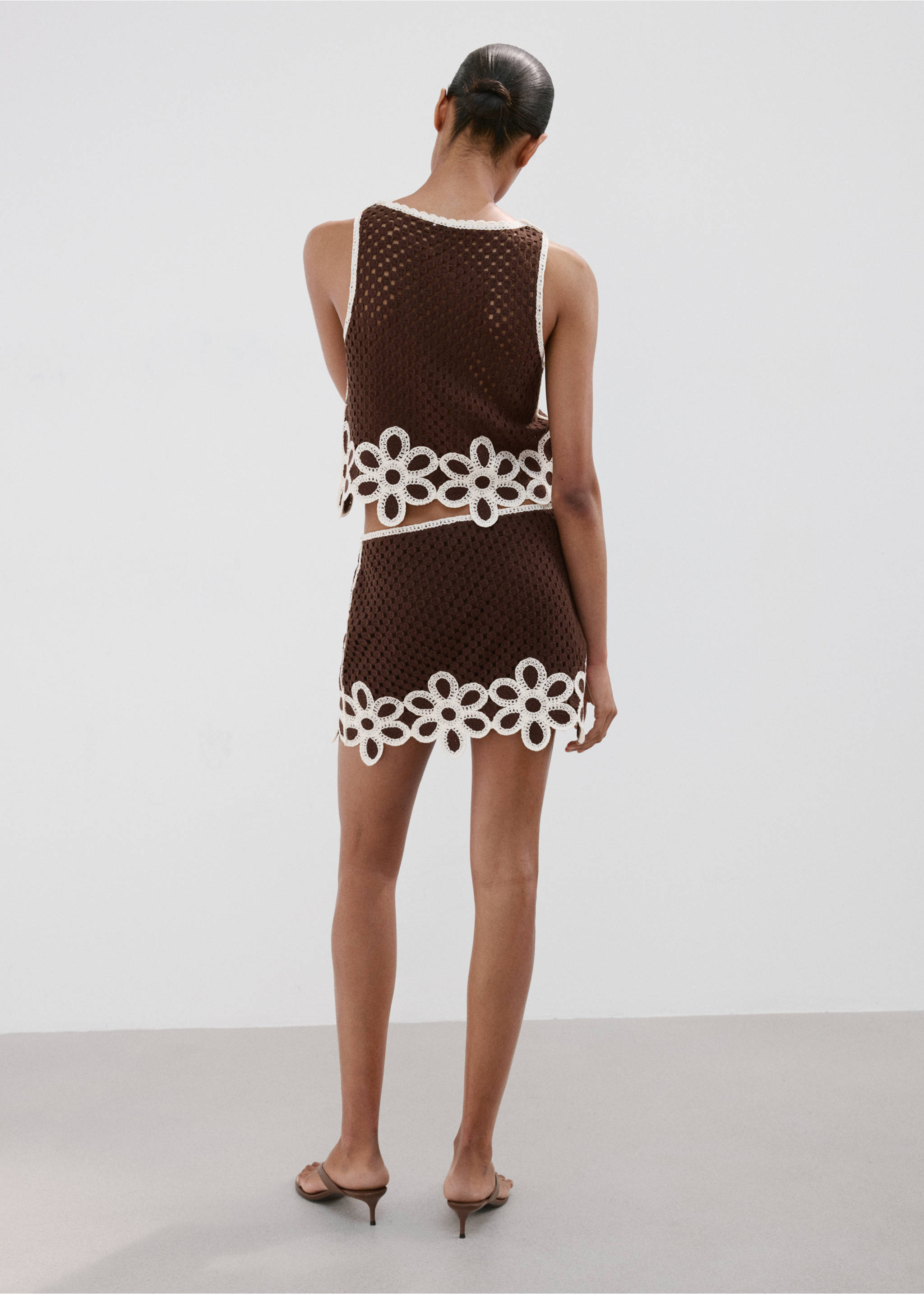 Crochet skirt with floral embroidery - Reverse of the article, Brown. Ref: 27099057-00.