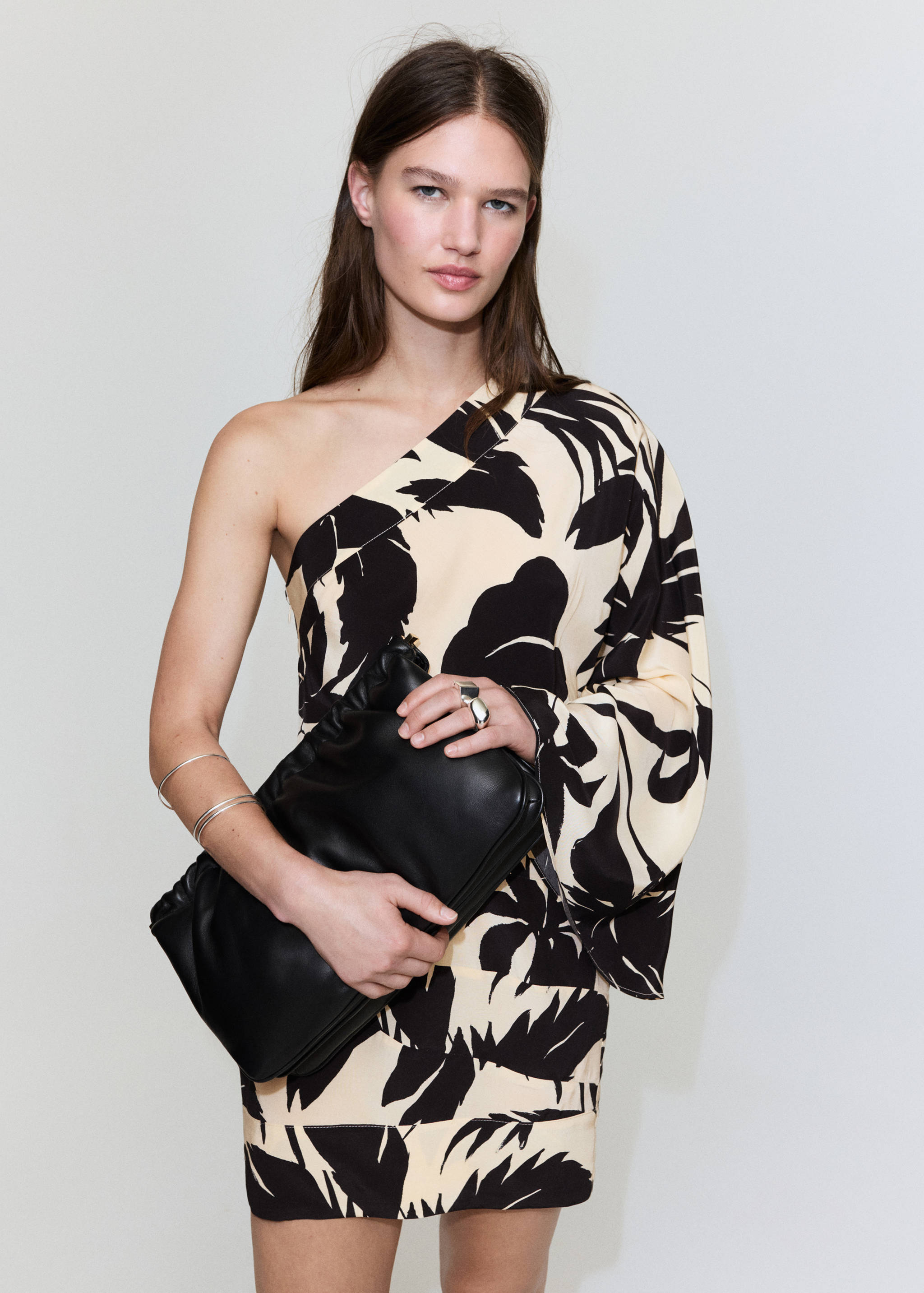 فستان مطبوع غير متماثل - رؤية وسط