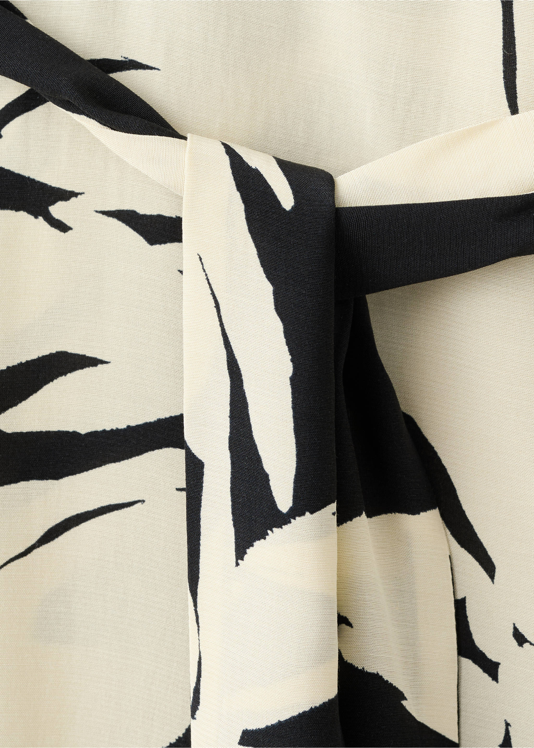 Asymmetrical flared-sleeve jumpsuit - Details of the article 8, Ecru. Ref: 27099064-00.