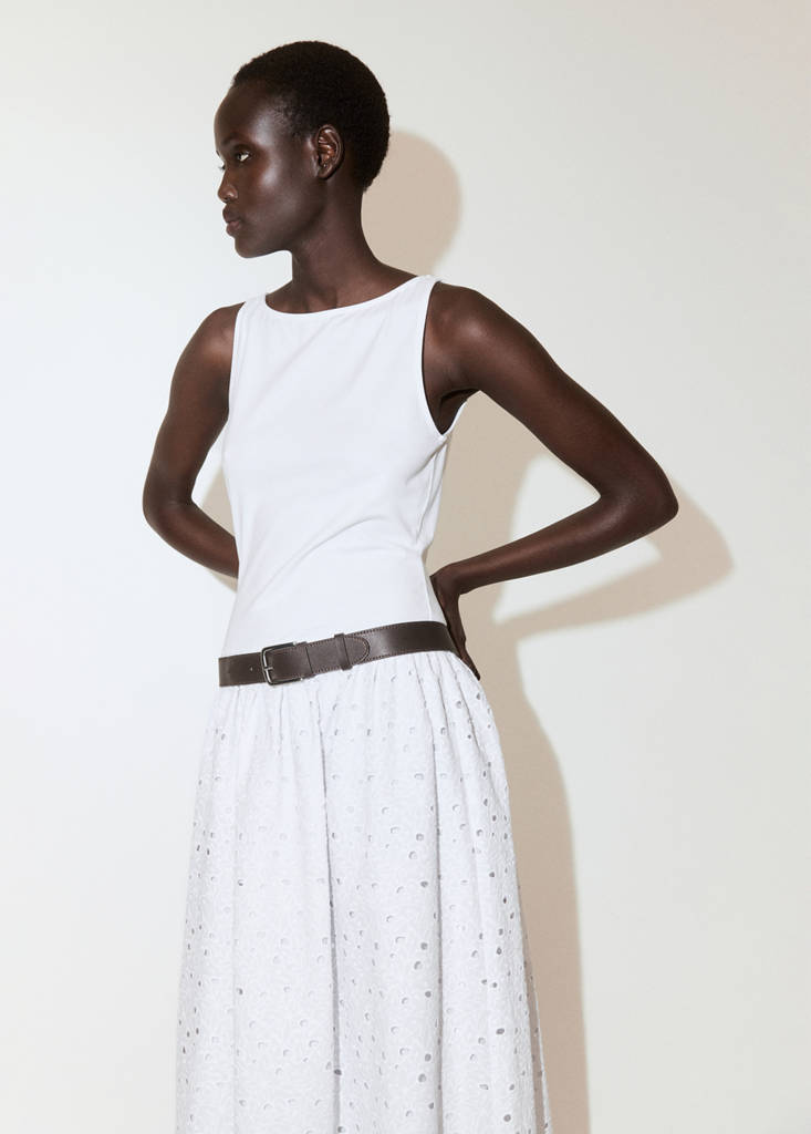Vestido evasé bordados calados