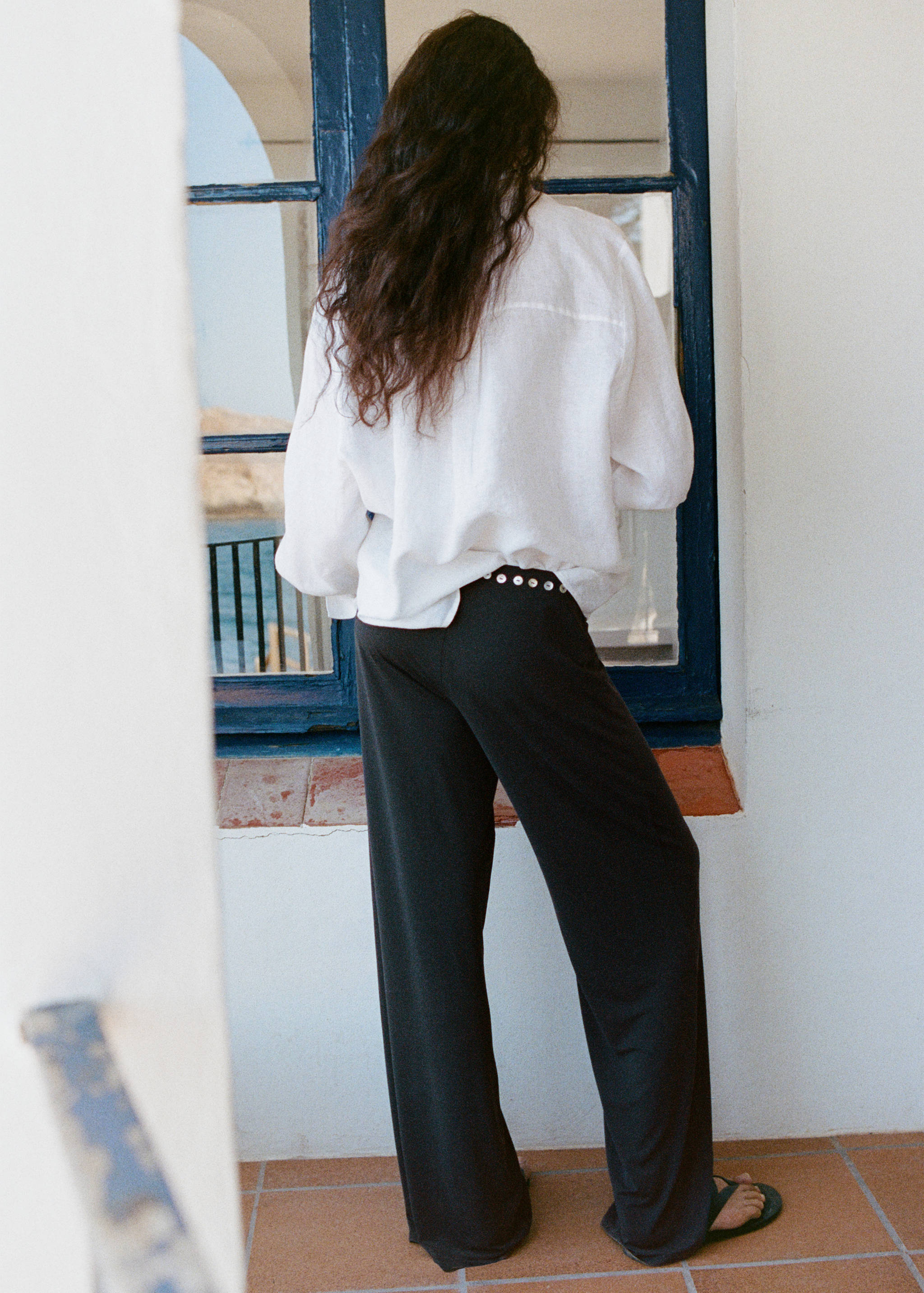 Elastic straight-leg trousers - Reverse of the article