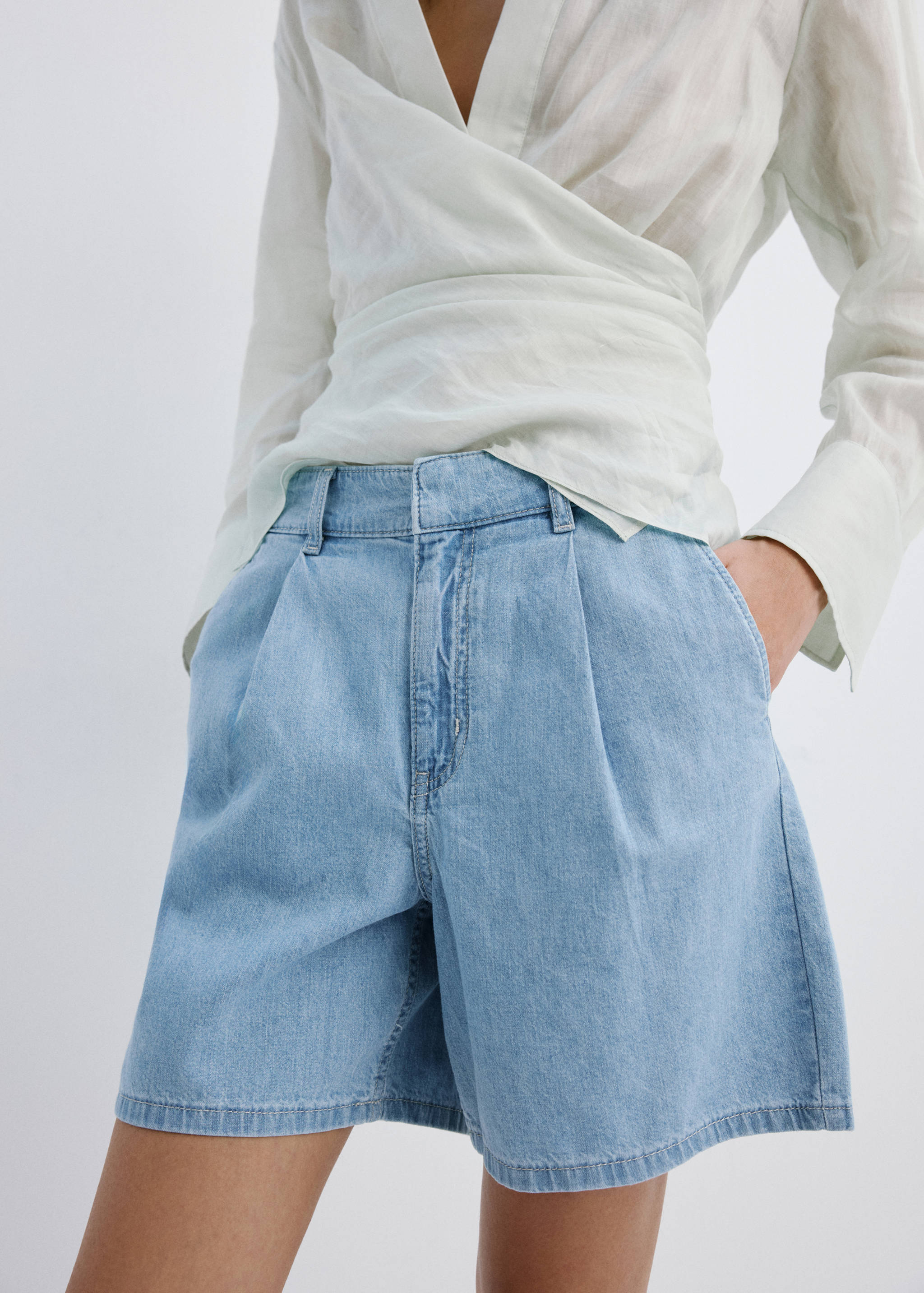 Mid-rise denim bermuda shorts with pleats - Medium plane