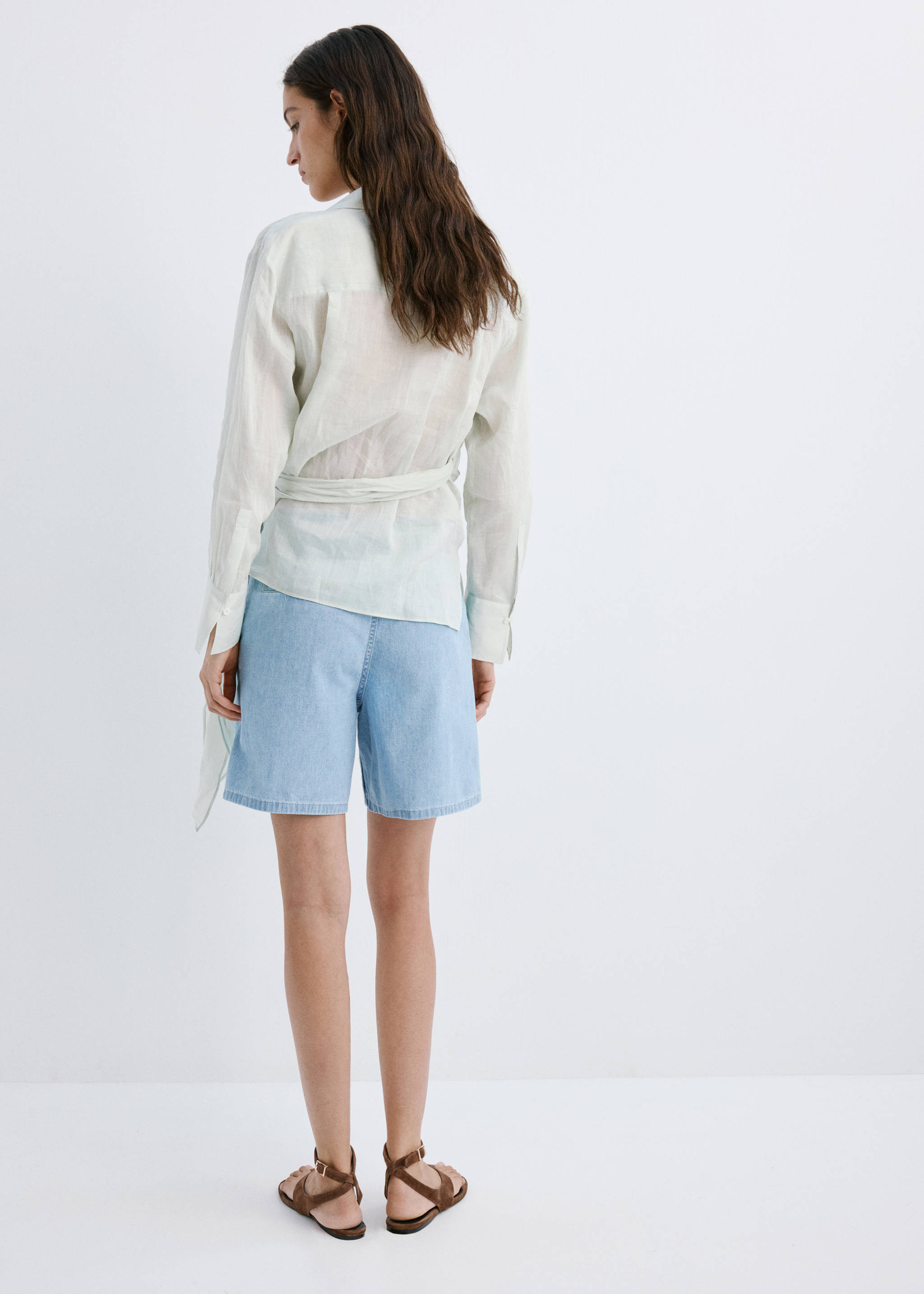 Mid-rise denim bermuda shorts with pleats - Reverse of the article