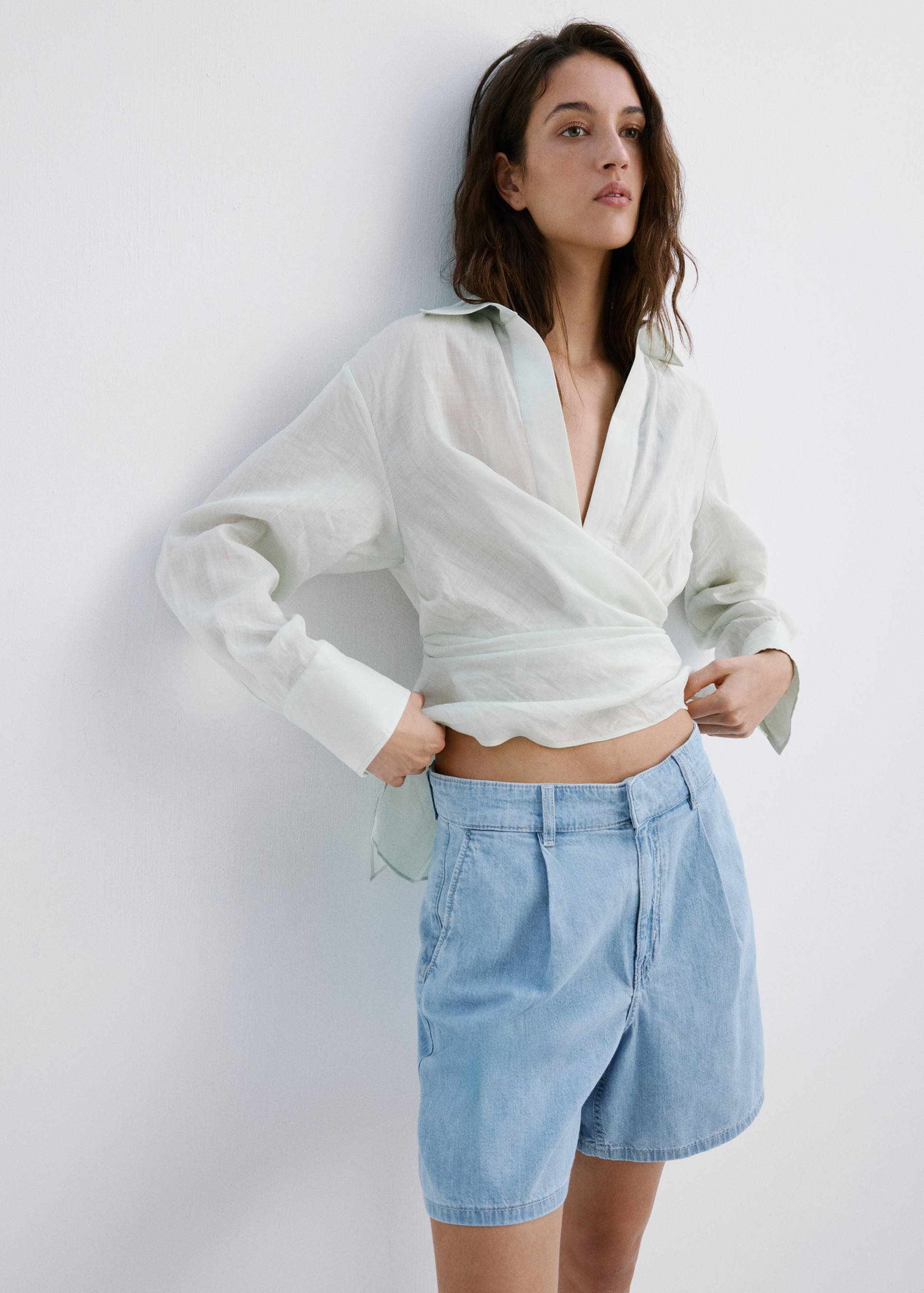 Mid-rise denim bermuda shorts with pleats - Details of the article 1