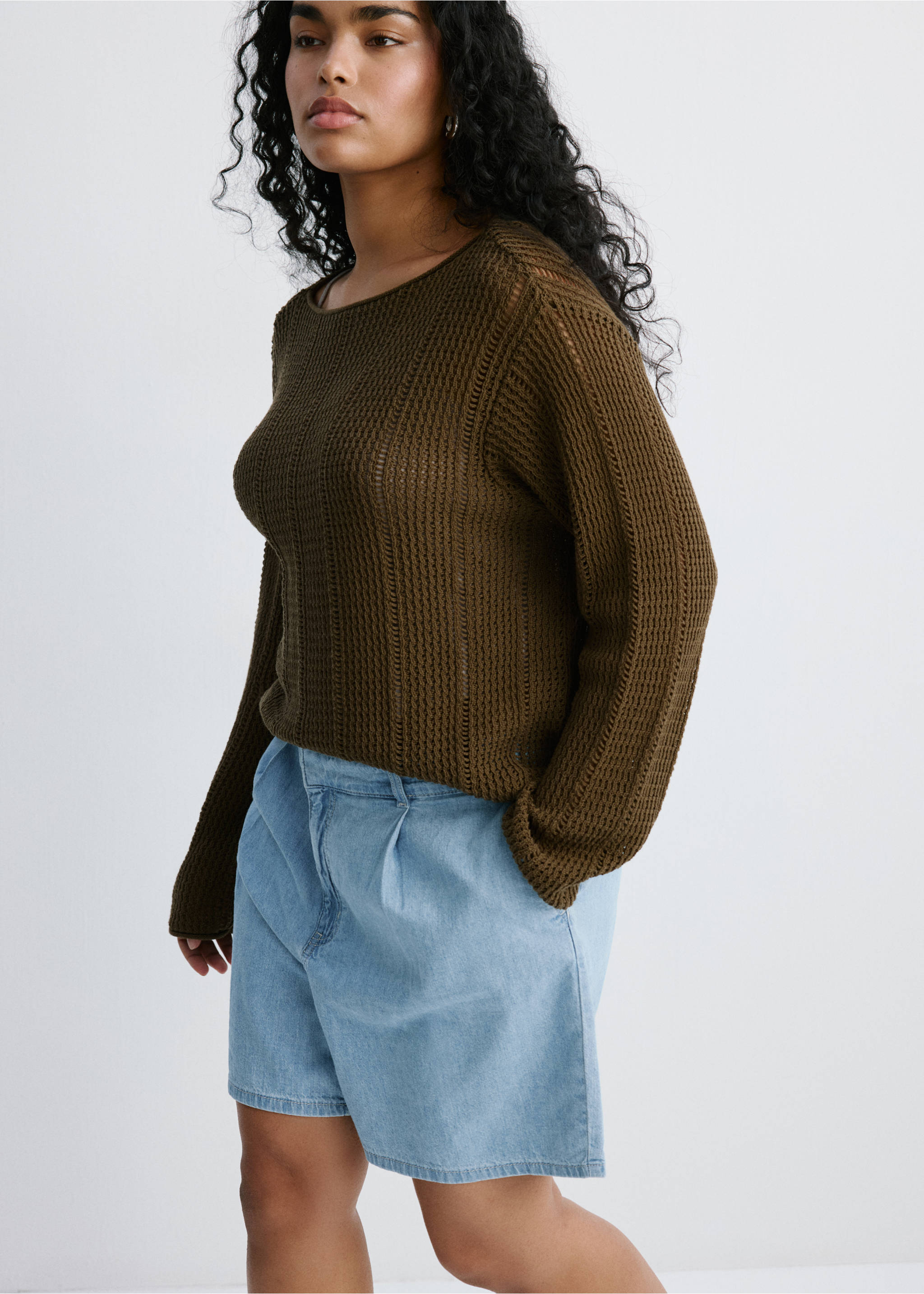 Mid-rise denim bermuda shorts with pleats - Details of the article 5, Light Blue. Ref: 27099071-00.