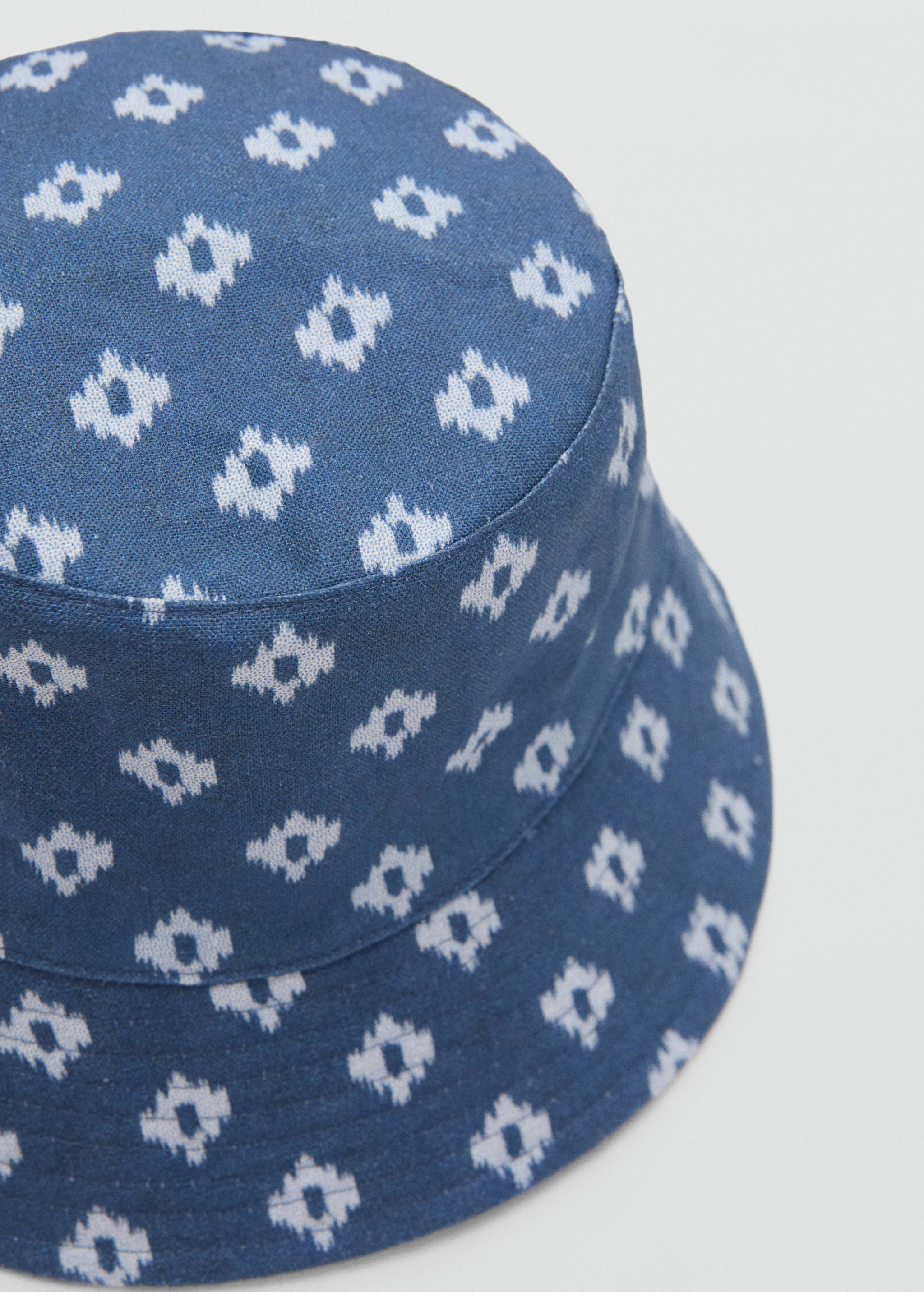 Casquette bucket - Plan moyen