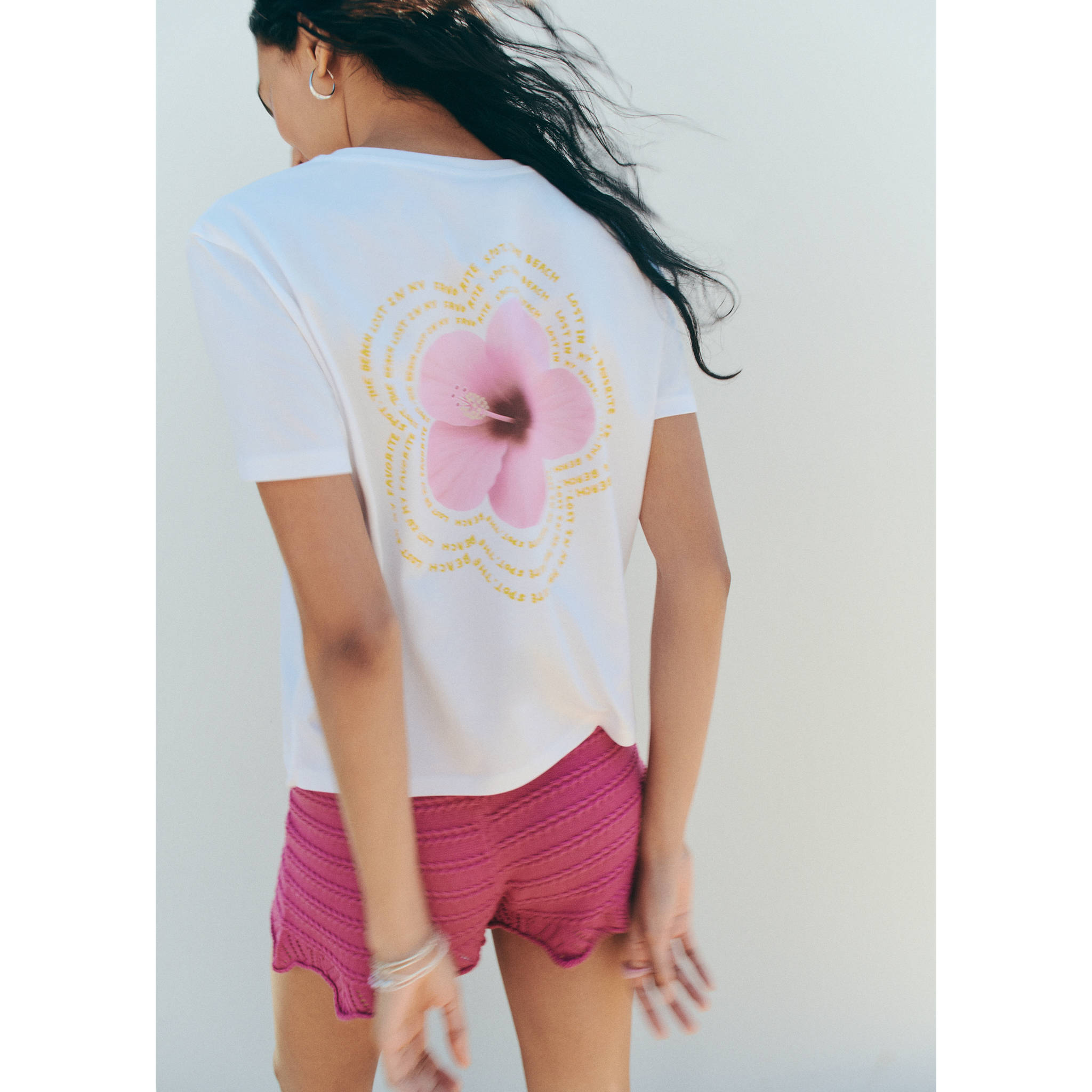 Футболка з квітковим принтом - Детальніше про товар 5