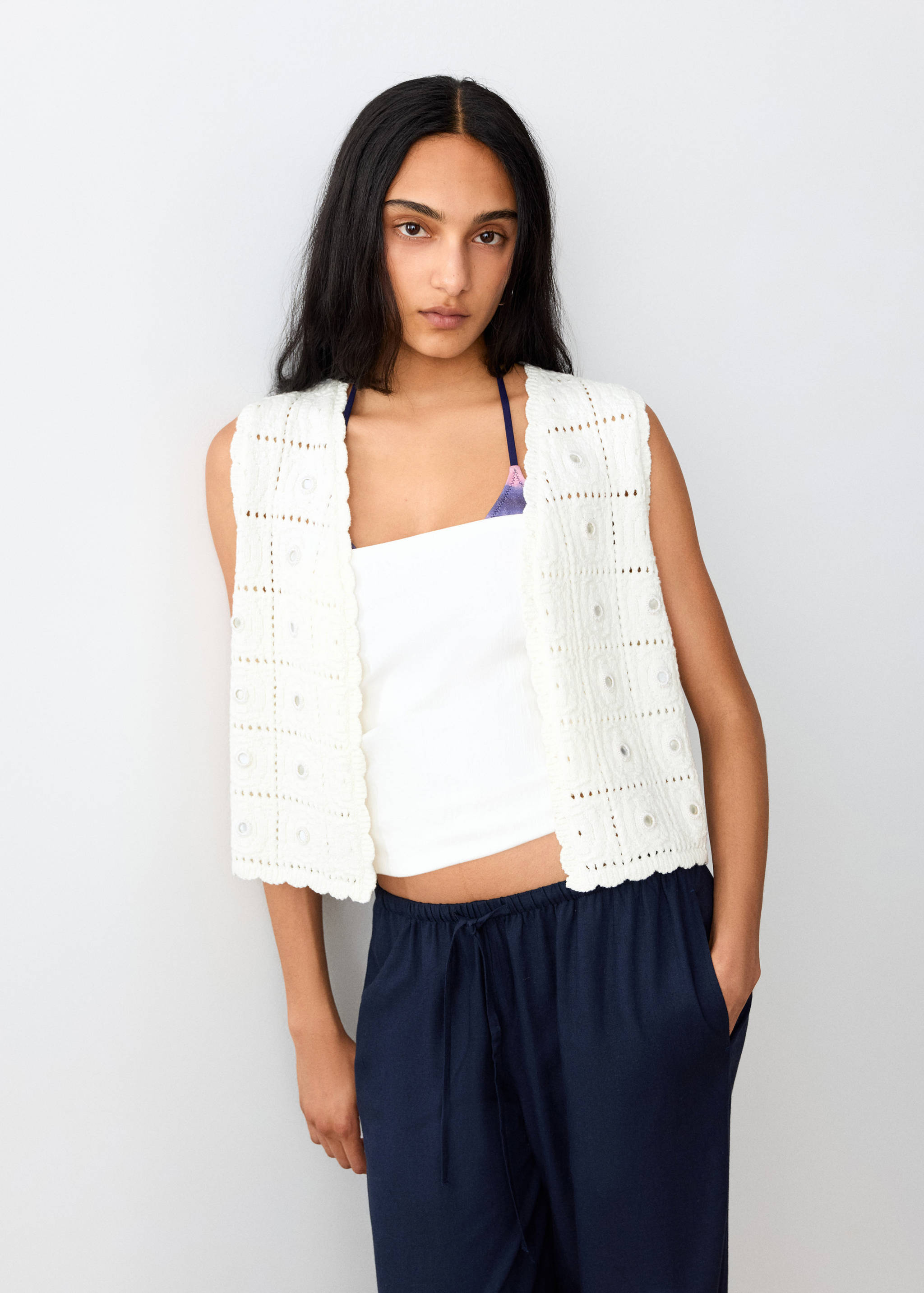 Strickweste mit Lochmuster - Mittlere Ansicht