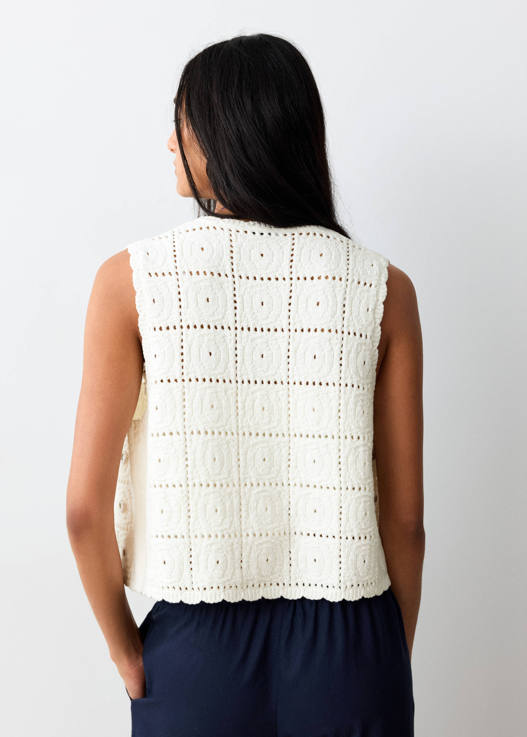 Strickweste mit Lochmuster - Rückseite des Artikels