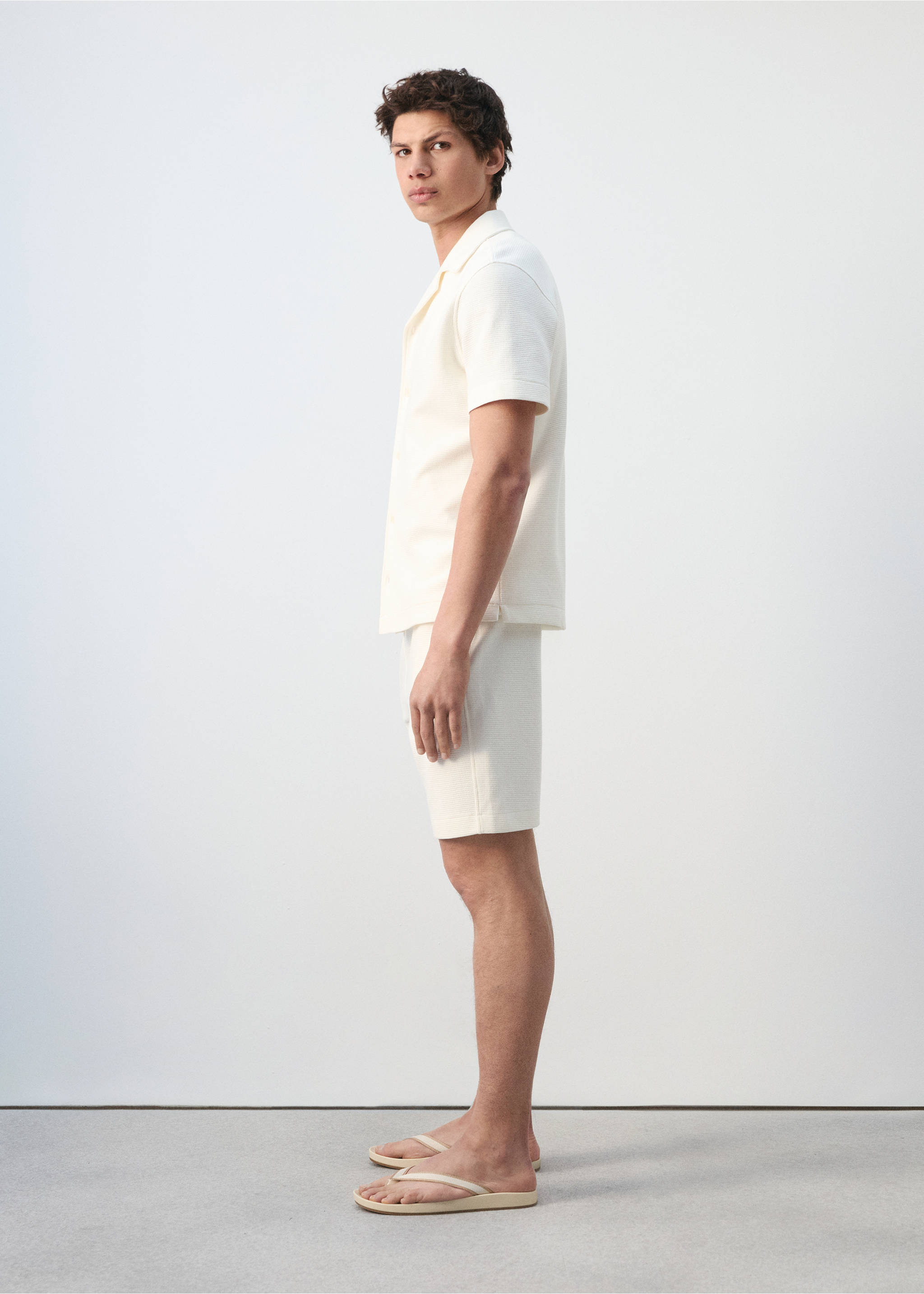 Regular-fit 100% cotton shirt - Details of the article 2, Ecru. Ref: 27099212-00.