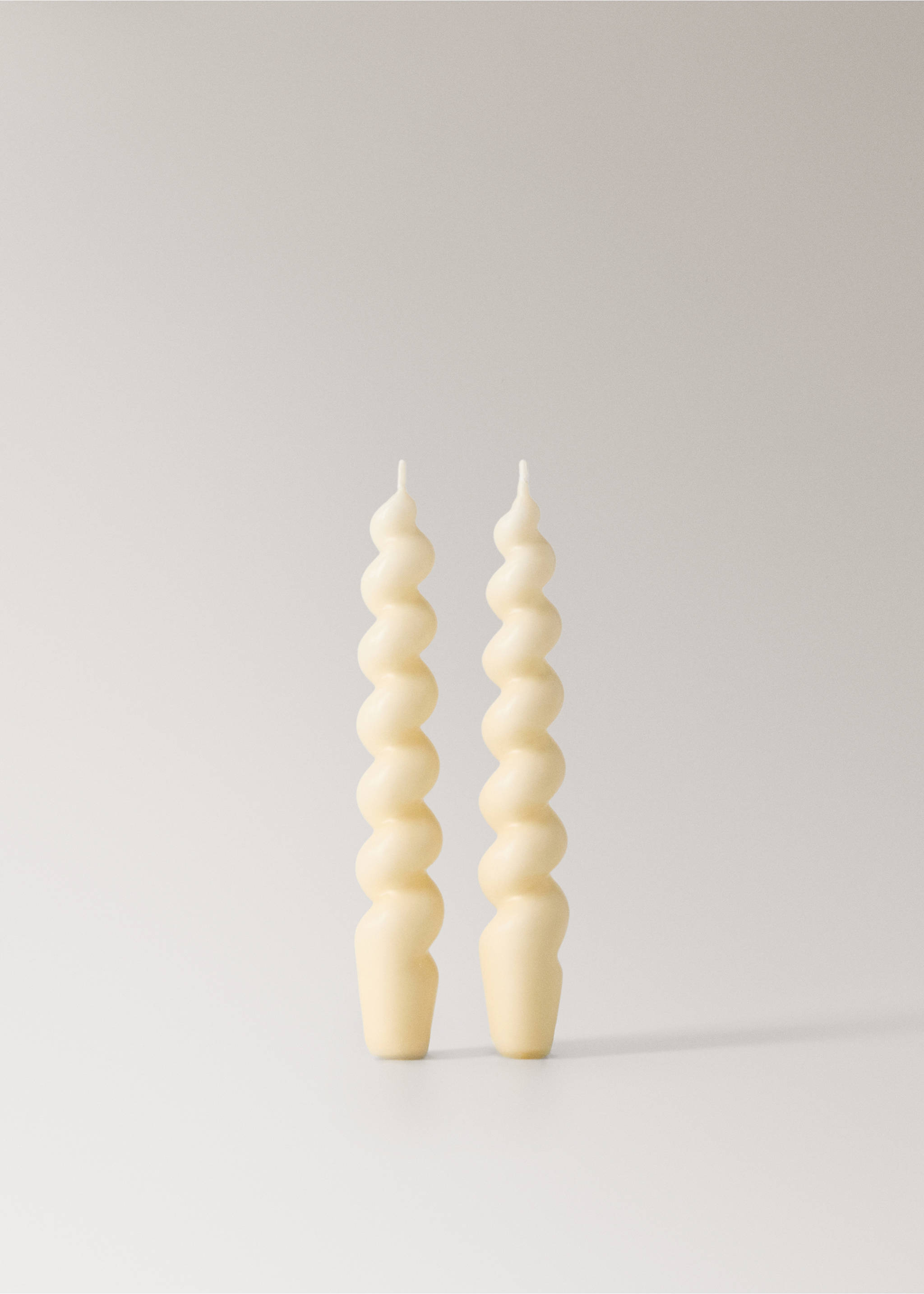 Medium decorative candles with spiral design - Article without model, Off White. Ref: 27114454-00.