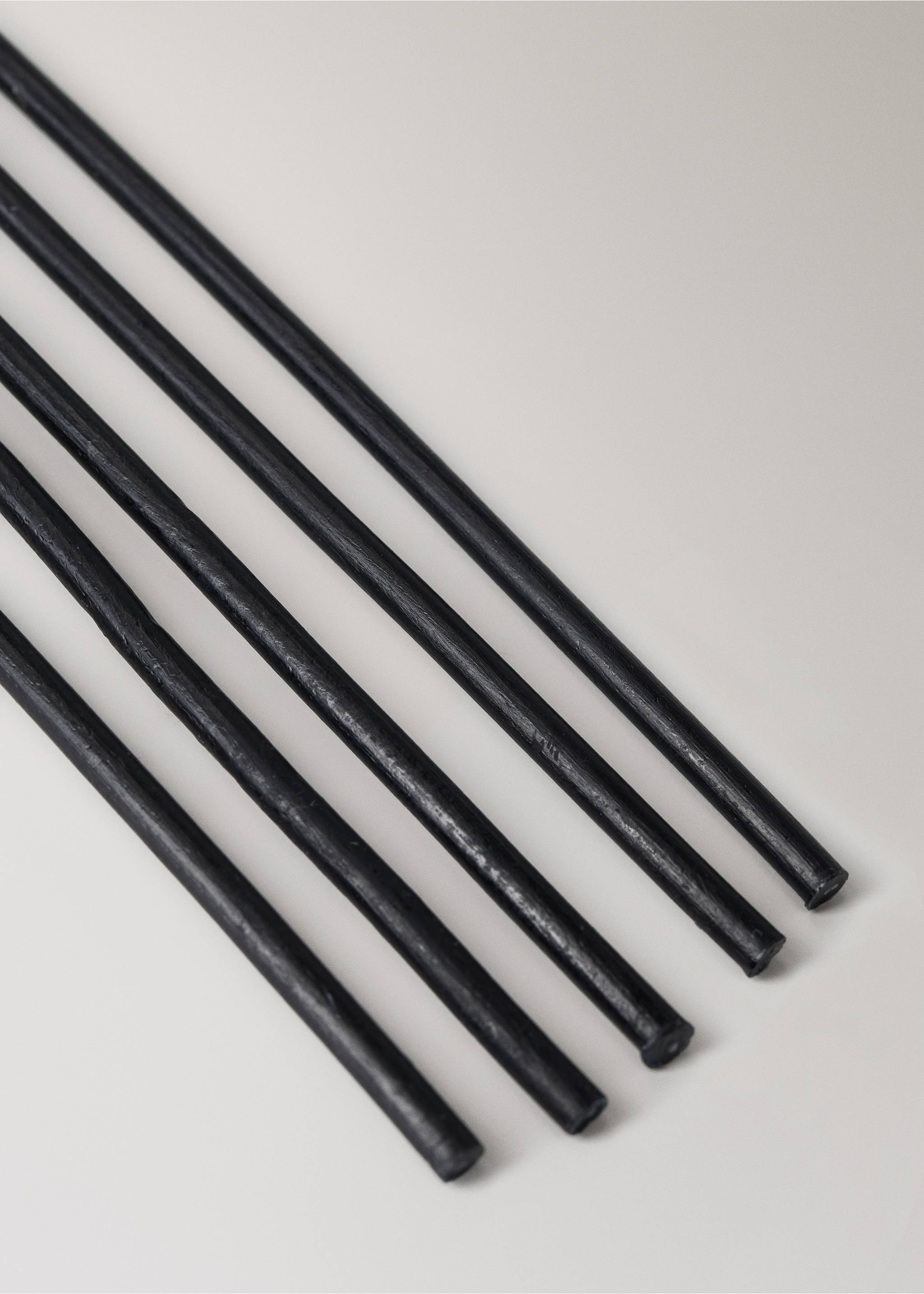 Dekorativne svijeće izduženog dizajna s detaljem na postolju, 20 komada - Detalji artikla 3, Crna. Ref: 27114456-00.