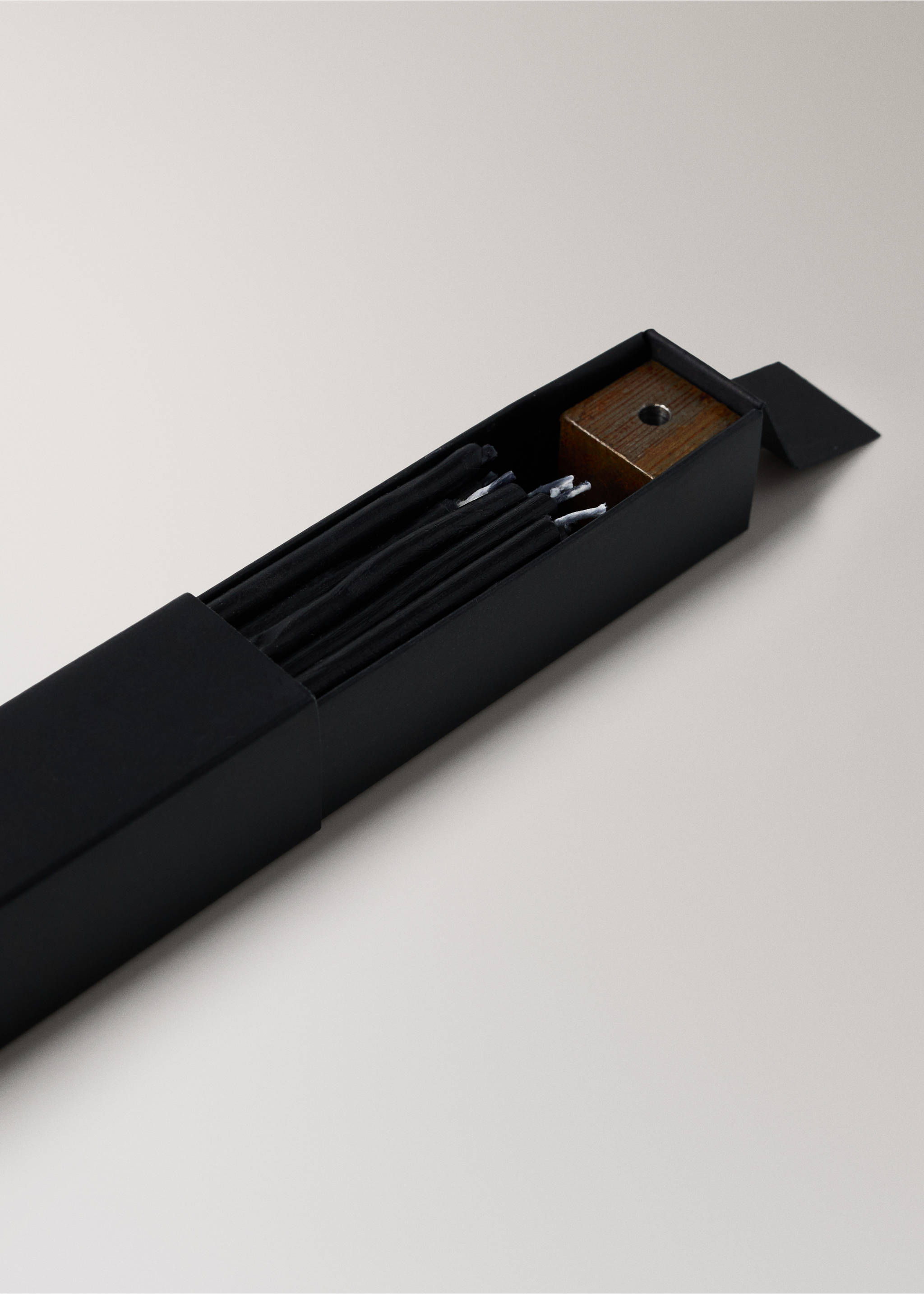 Dekorativne svijeće izduženog dizajna s detaljem na postolju, 20 komada - Detalji artikla 4, Crna. Ref: 27114456-00.