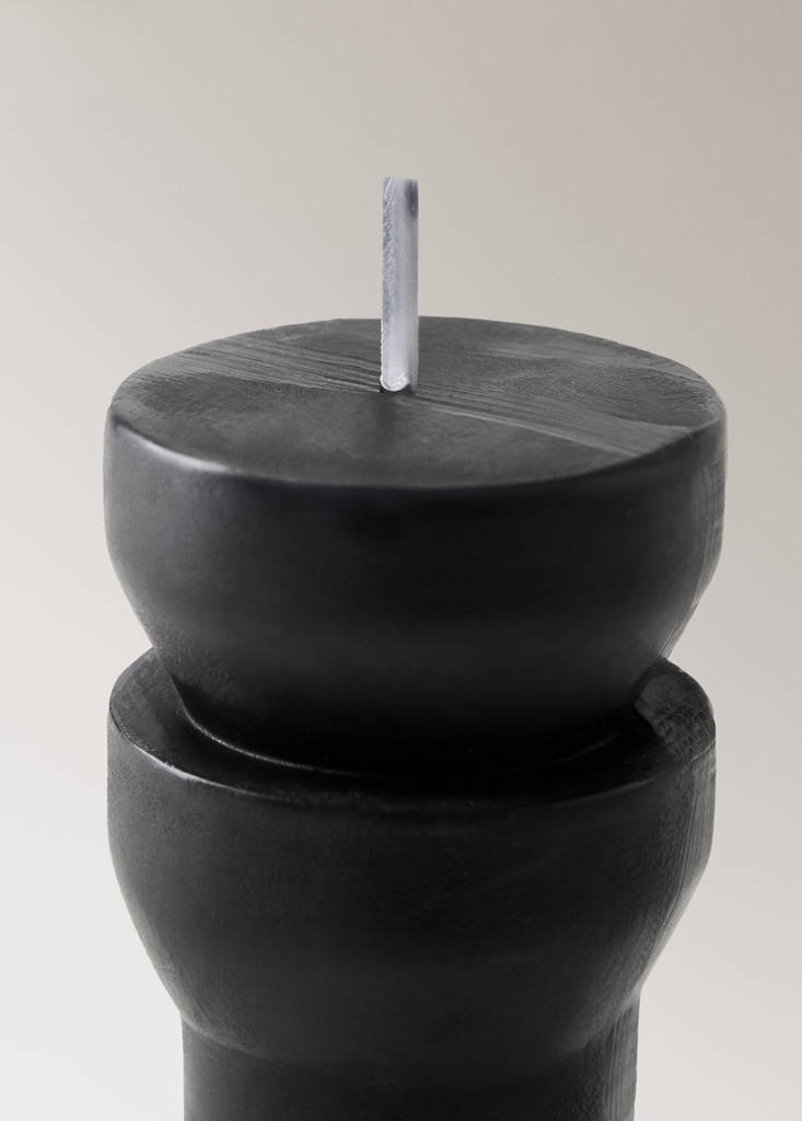 Low sculptural candle — Black
