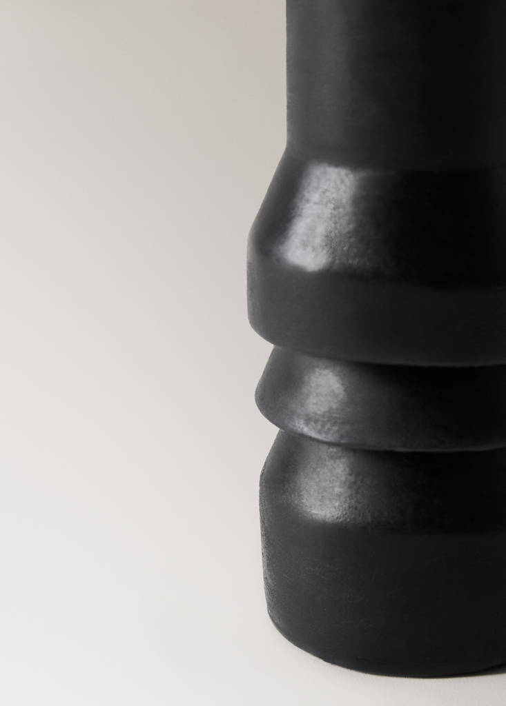 Low sculptural candle — Black