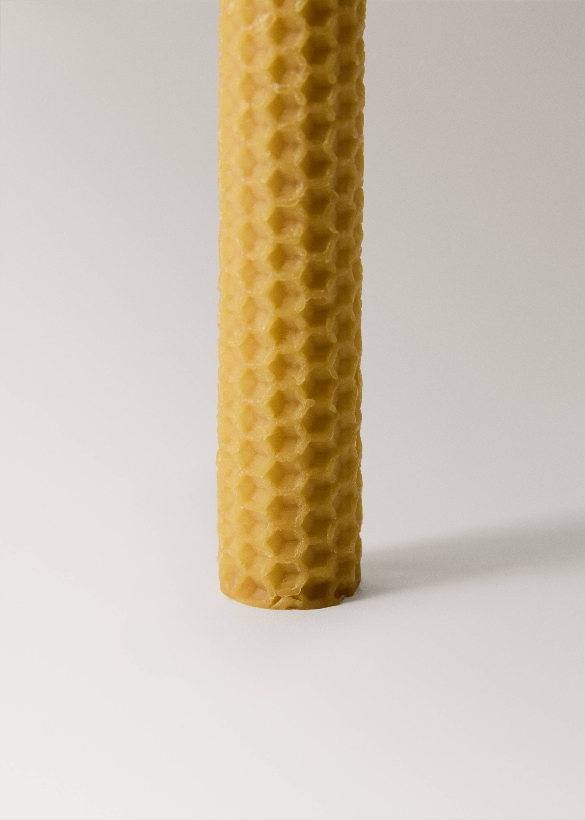 Decorative beeswax candles - Details of the article 2, Ochre. Ref: 27144451-00.