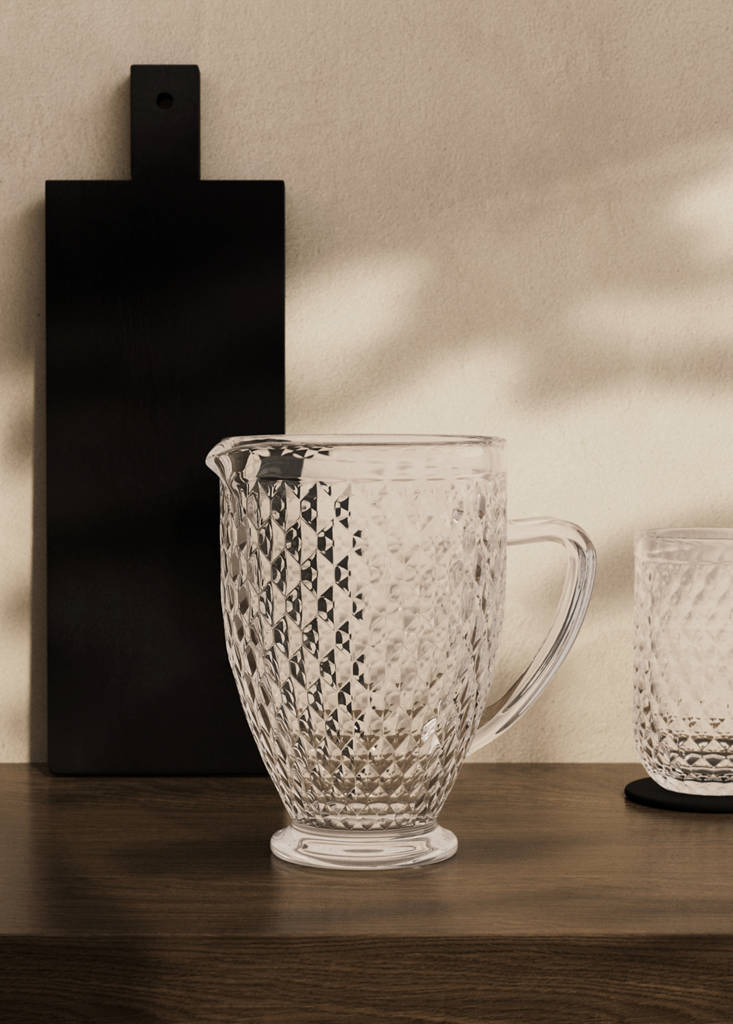 Glass jug with geometric relief — Ice Grey