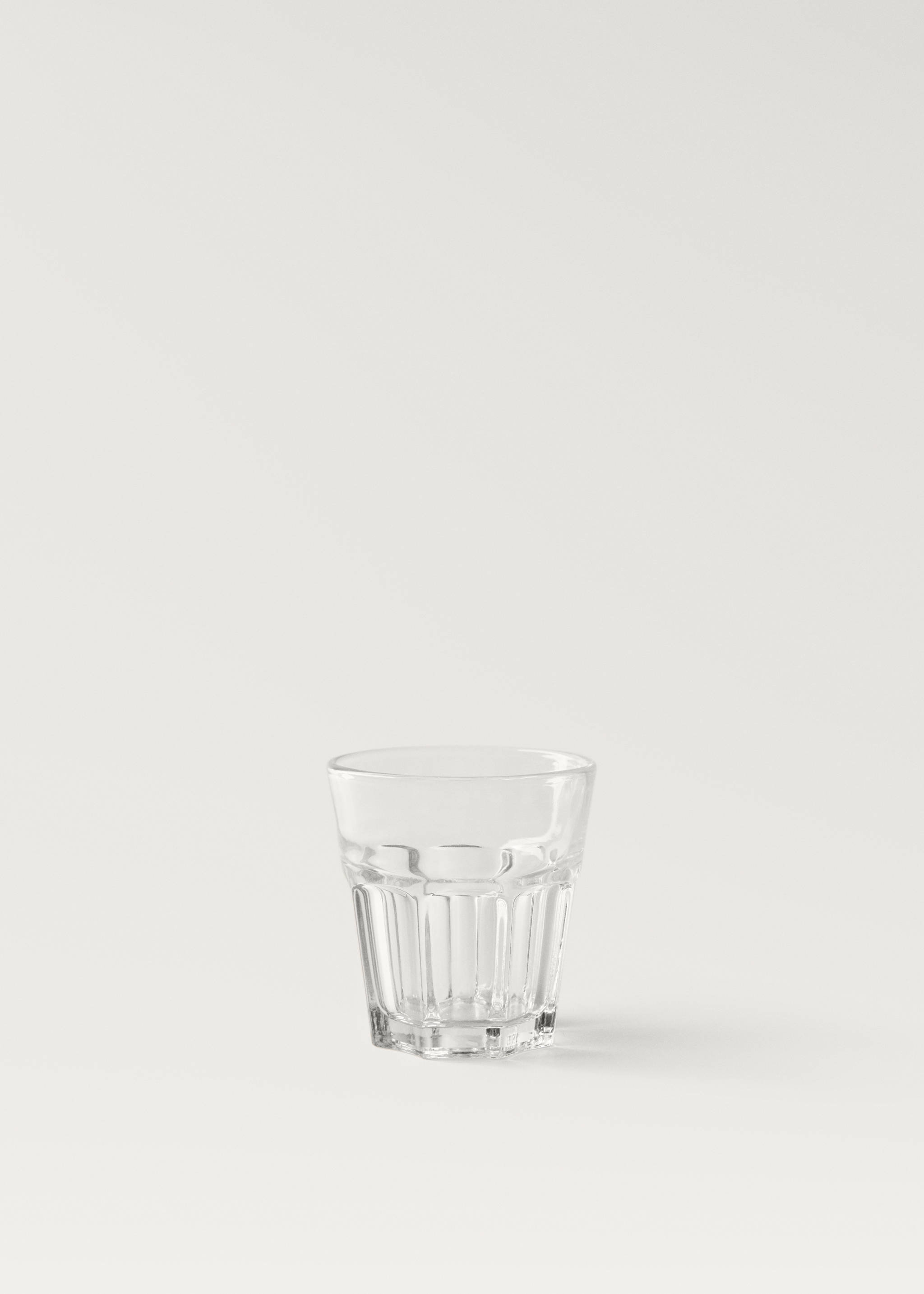 Kleines Trinkglas mit Relief - Artikel ohne Model