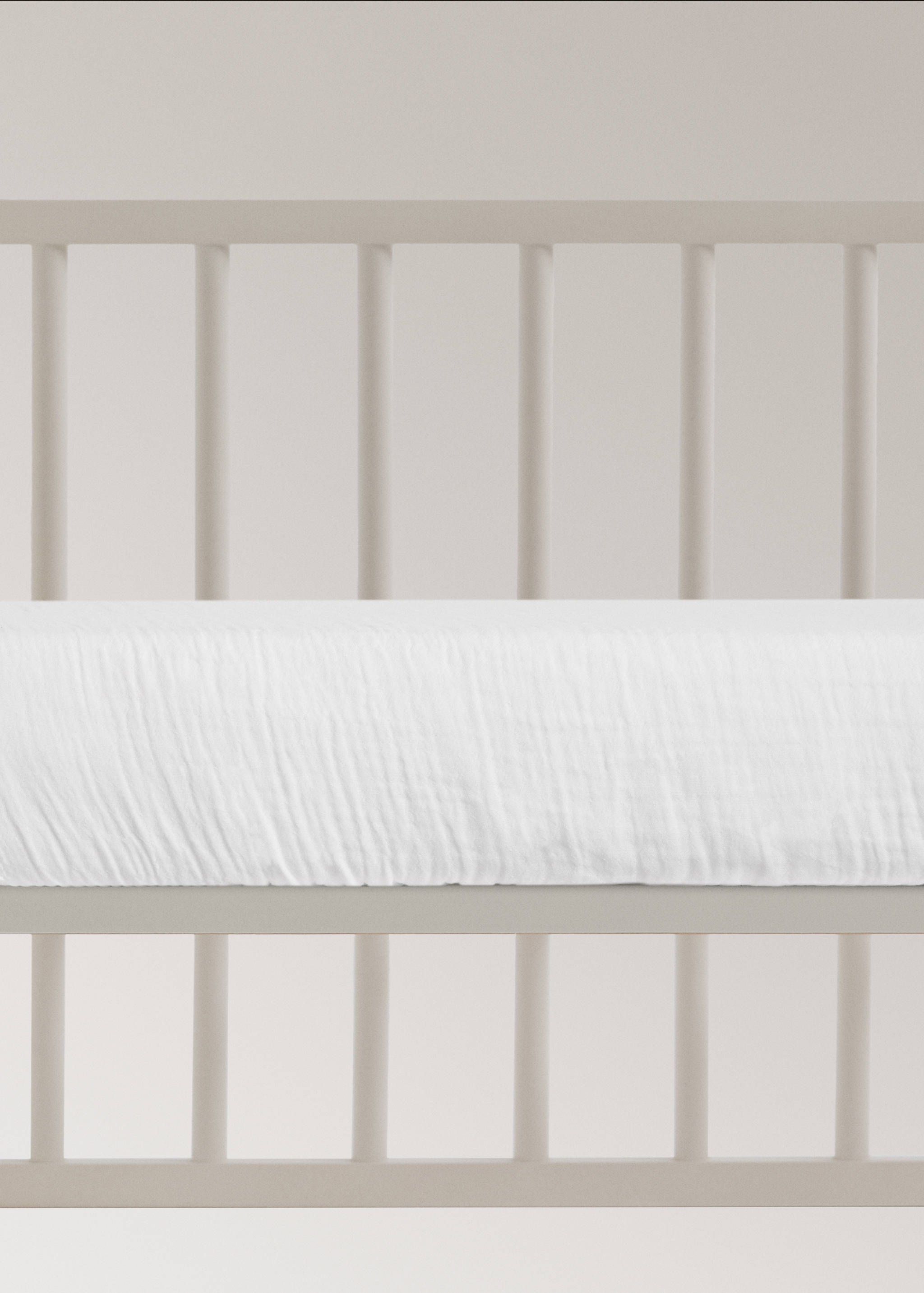 Cotton chiffon fitted sheet with contrast piping for cot - Article without model