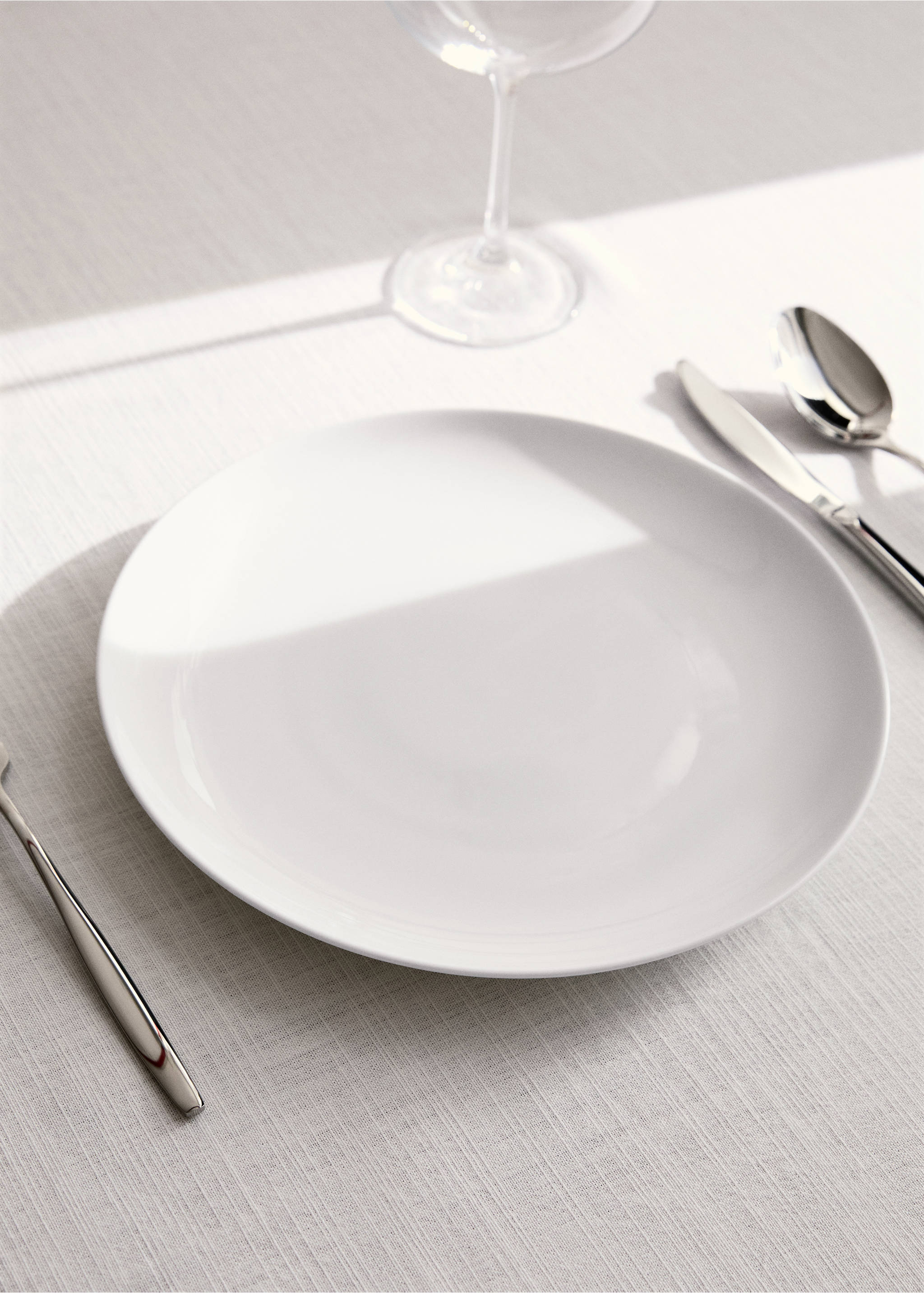Bone china flat plate - General plane, Off White. Ref: 27192935-00.