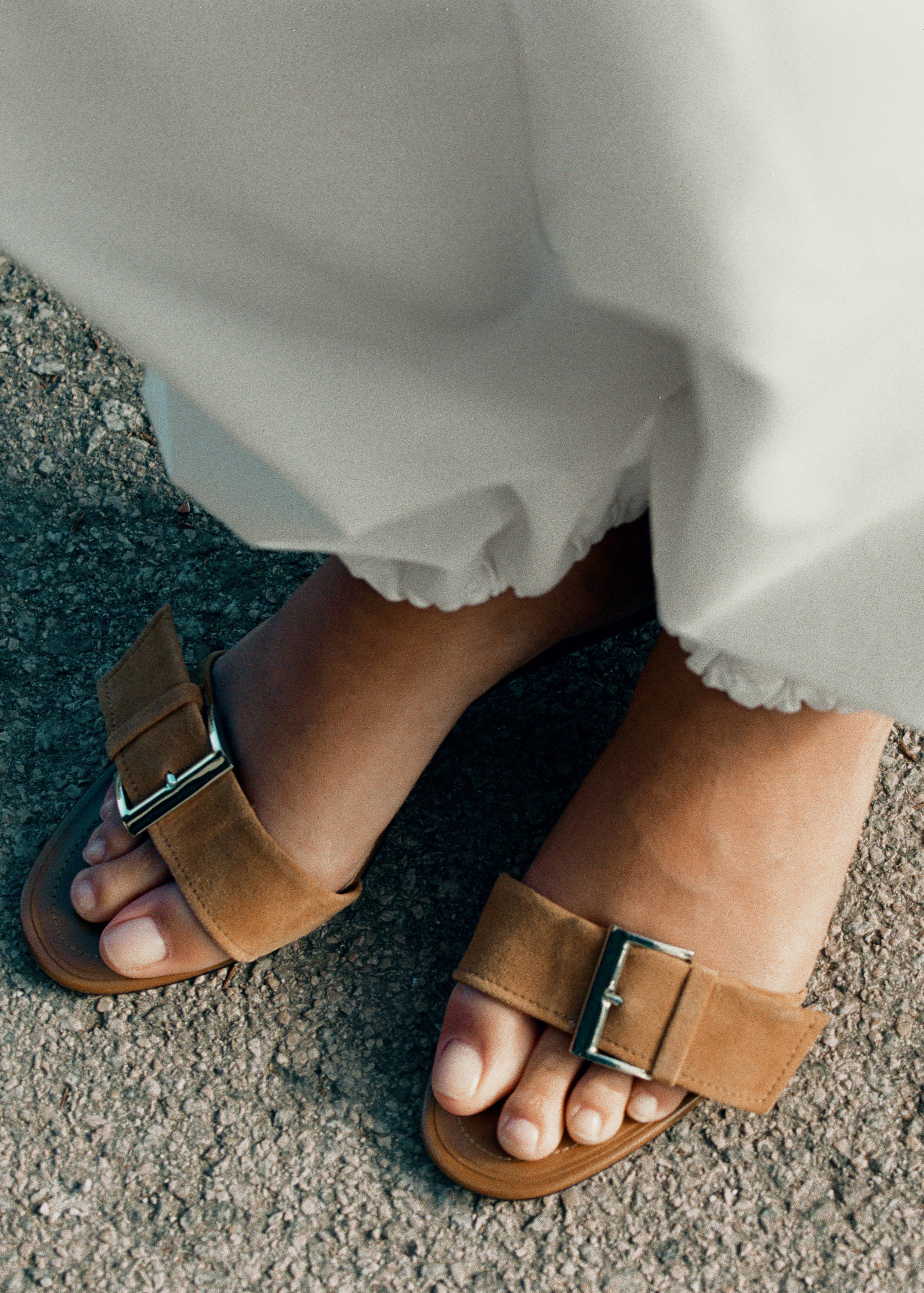 Leather sandals with a buckle heel - General plane