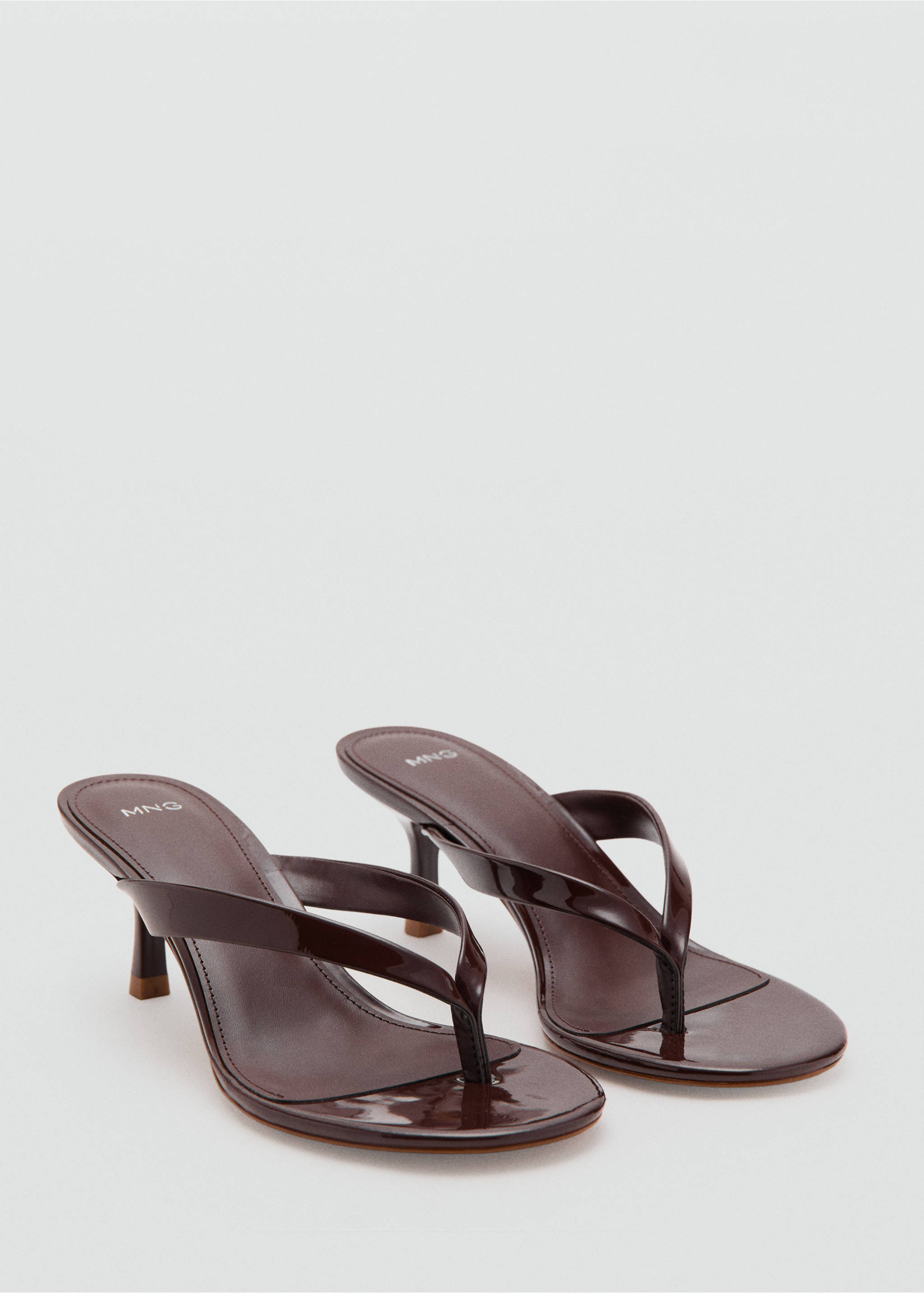 Sandales à lanières et talon - Plan moyen, Chocolat. Ref: 37001372-00.