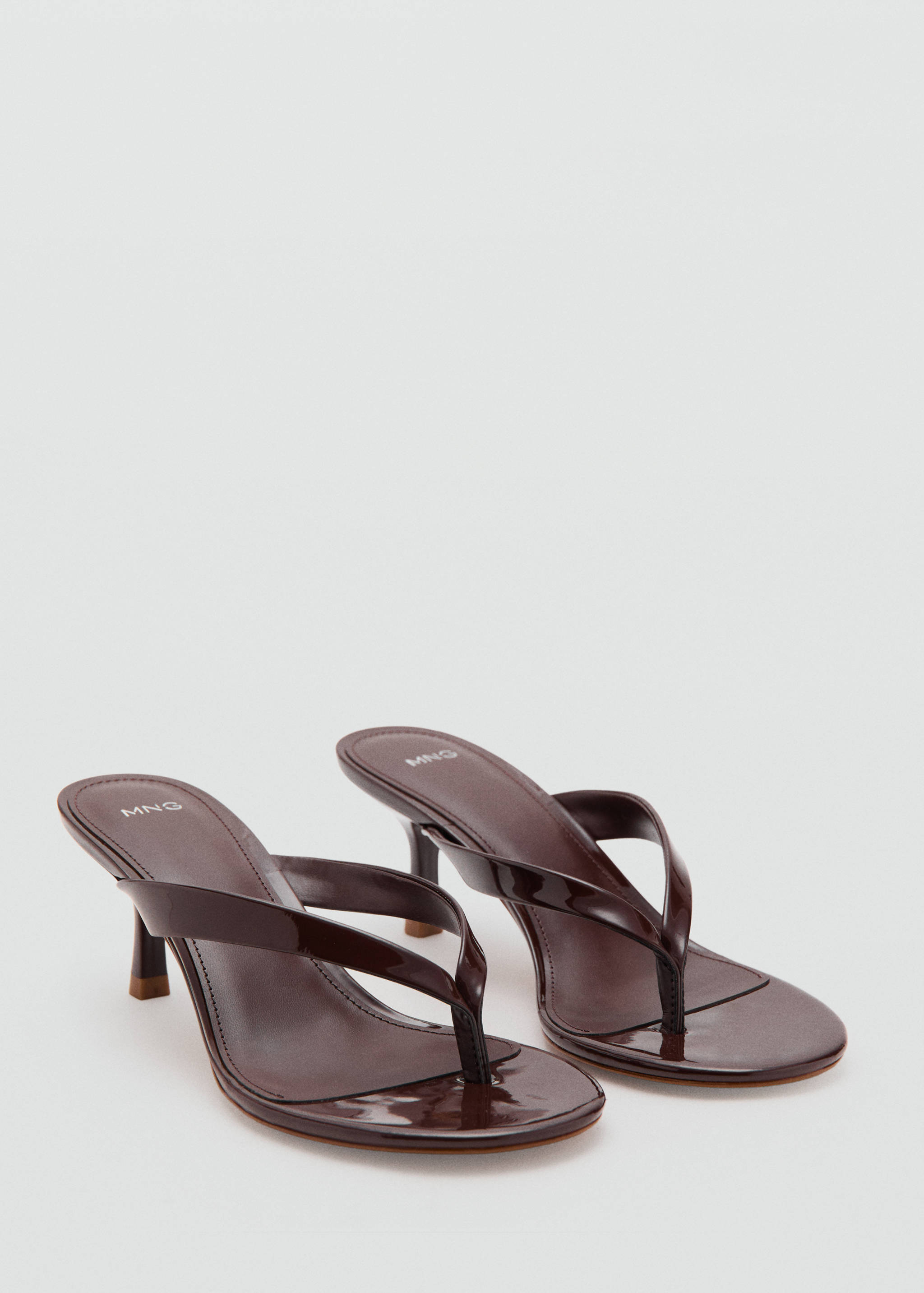 Sandales à lanières et talon - Plan moyen